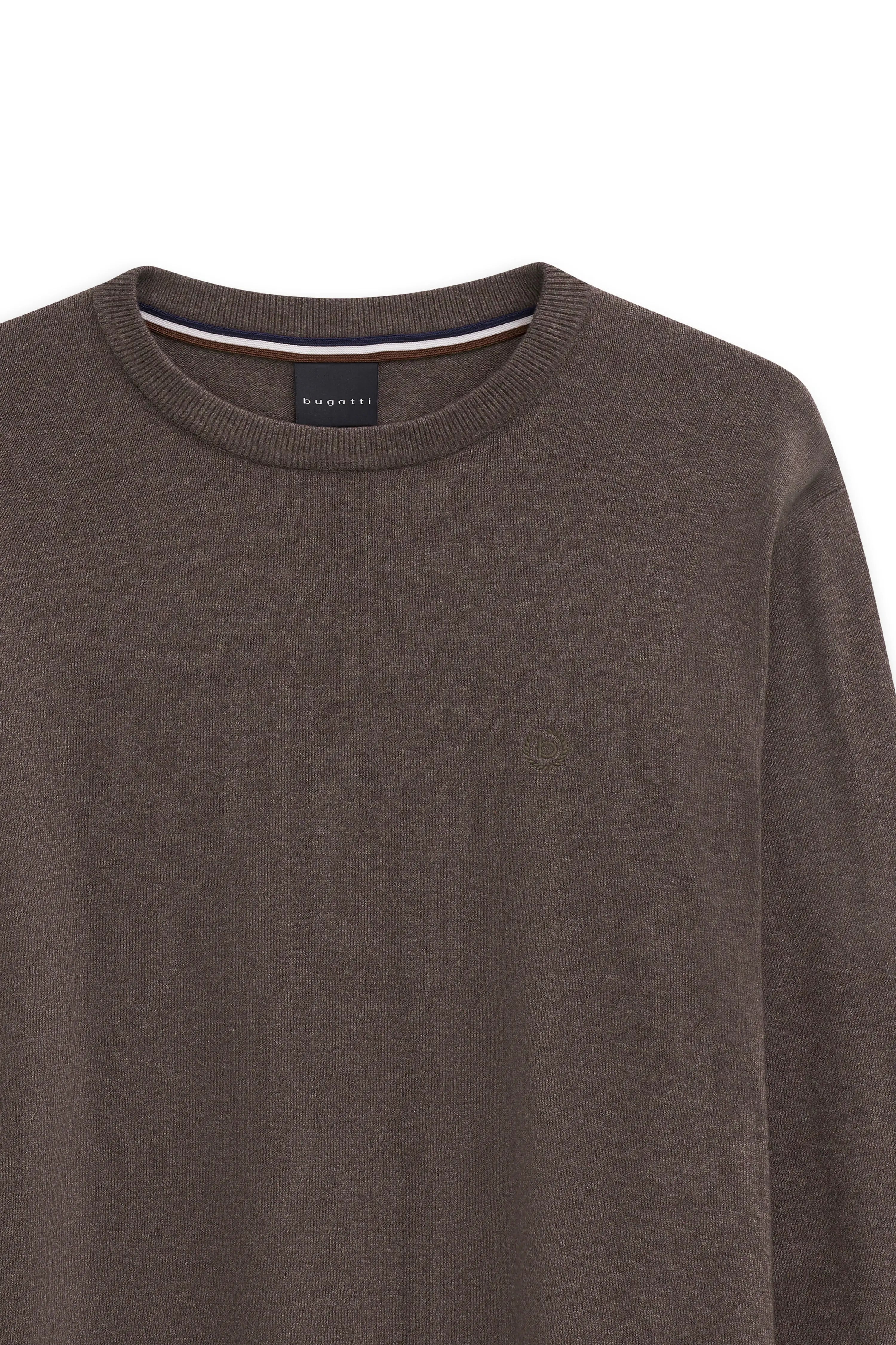 bugatti brauner Pullover, Büstenbild, schlichtes Design, hochwertiges Material.