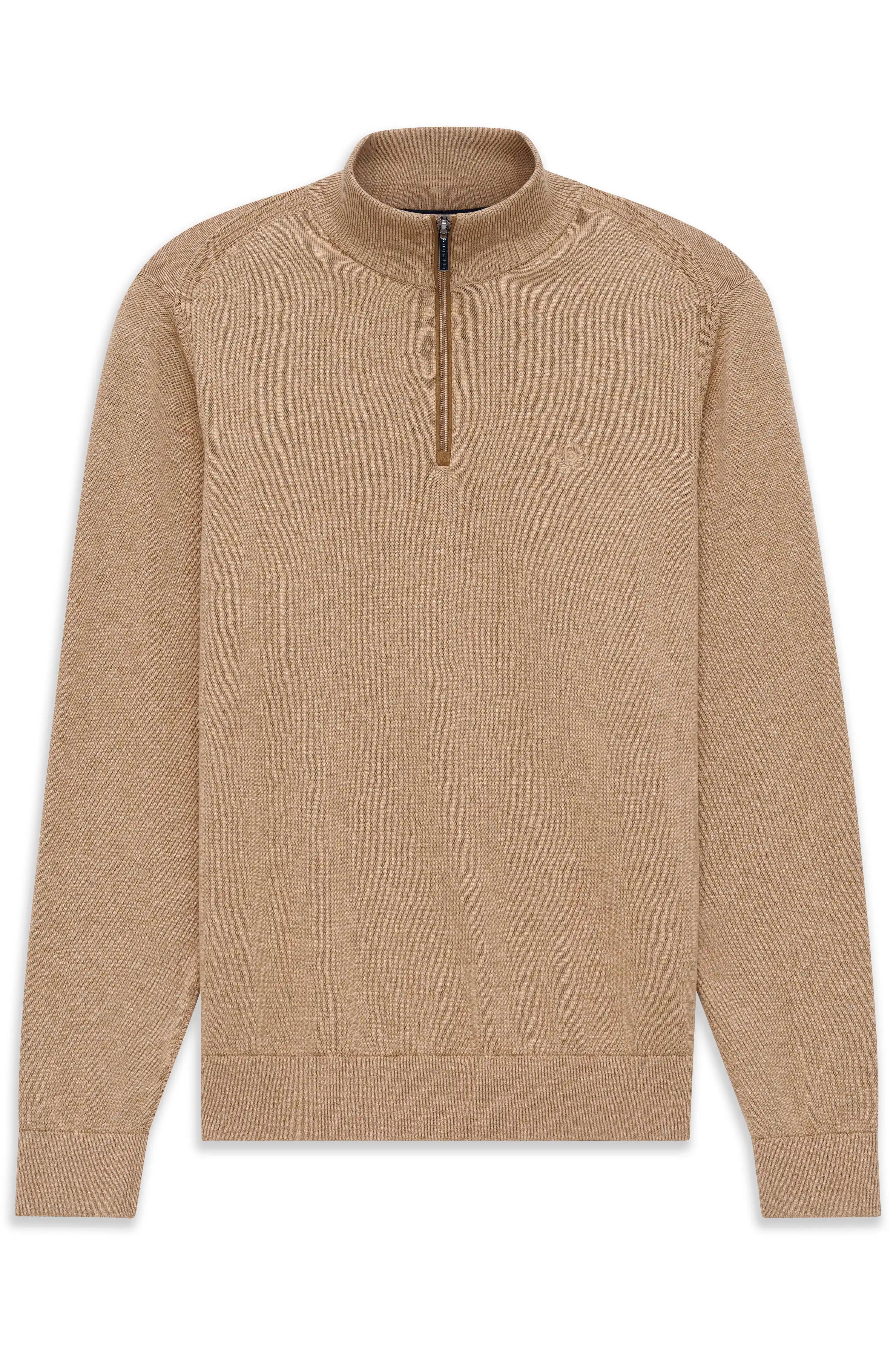 Beiger bugatti Pullover mit Reißverschluss, Büstenbild, zeitloser Stil.