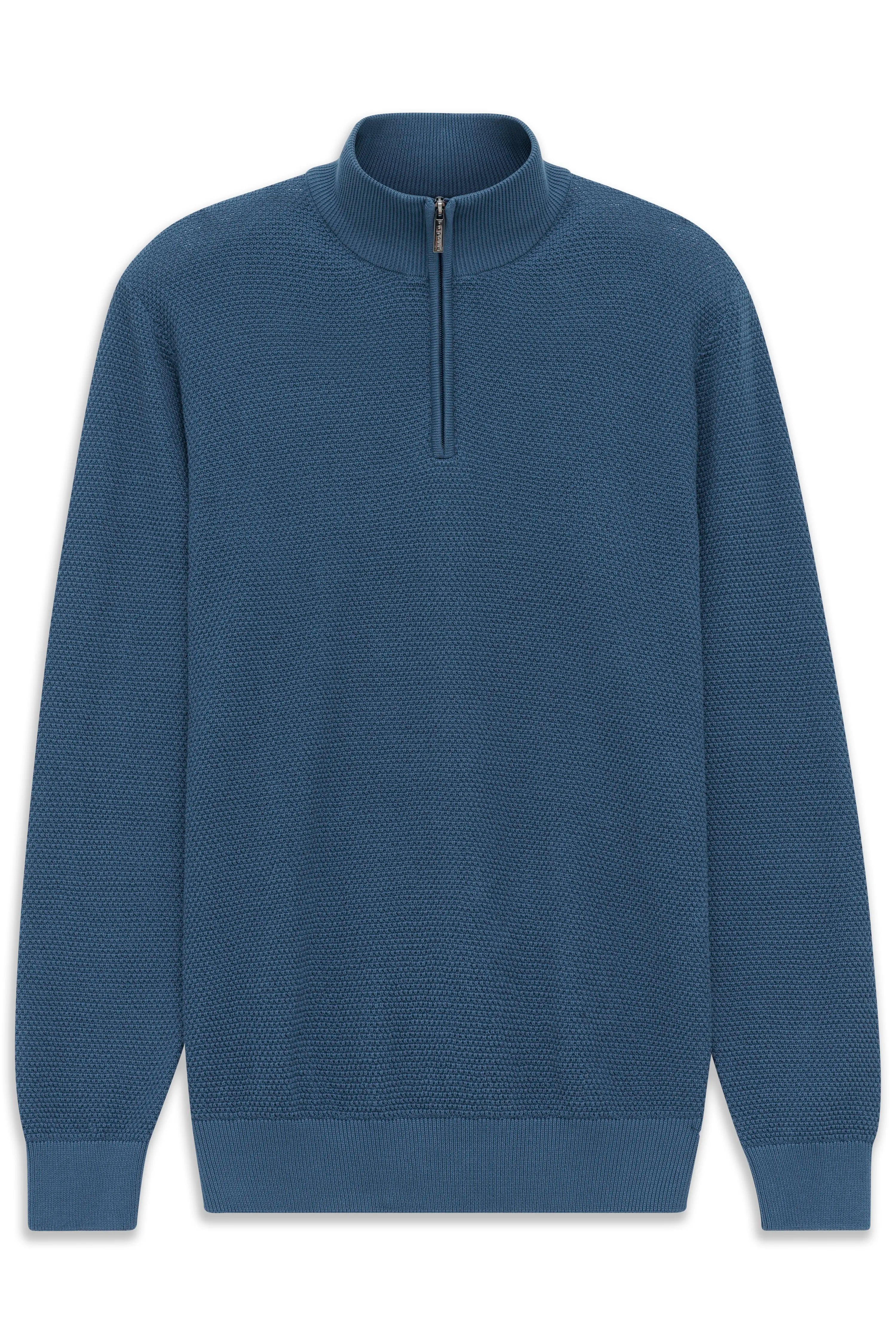 Blauer bugatti Pullover mit Stehkragen und Reißverschluss, feinstrukturiert, Büstenbild.