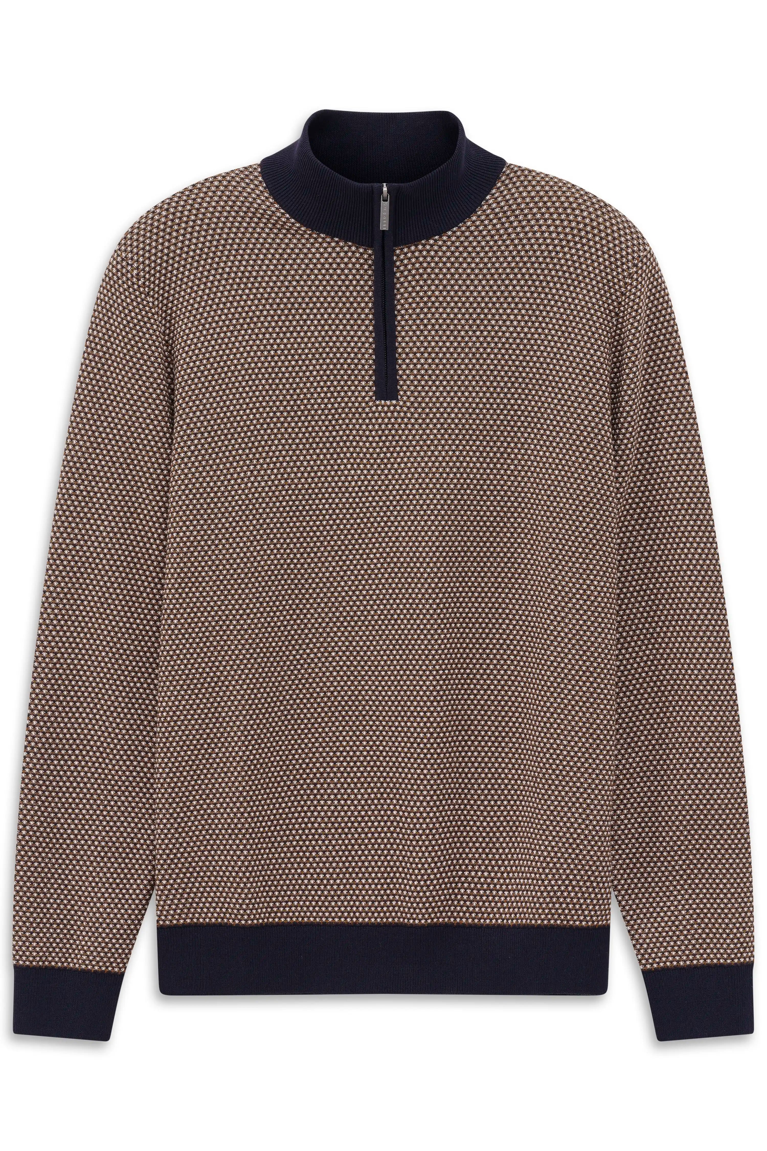 Brauner Pullover mit schwarzem Kragen und Reißverschluss, geometrisches Muster, Büstenbild.