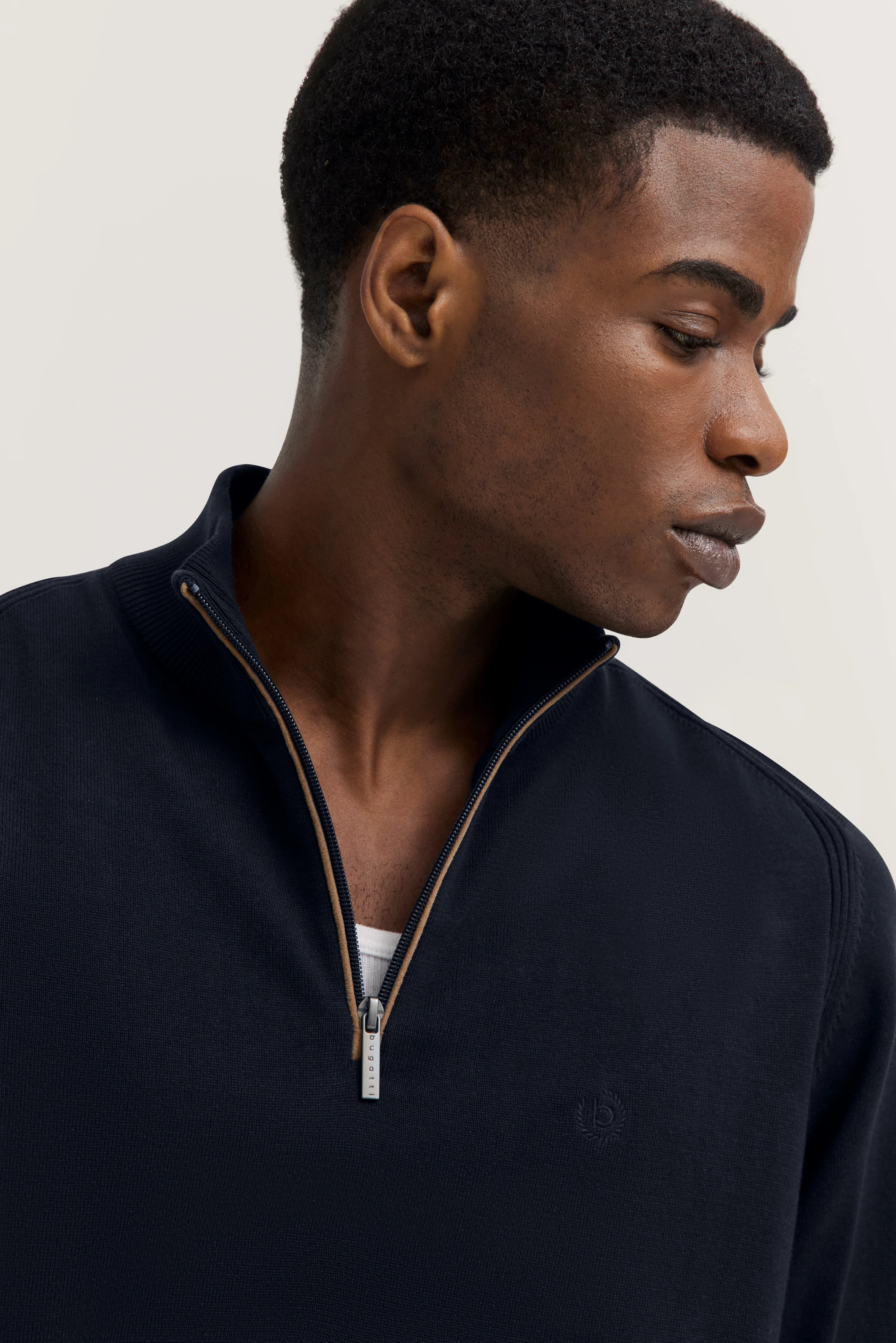 Navyblauer bugatti Pullover mit Reißverschluss, Büstenbild, stilvoll und modern.