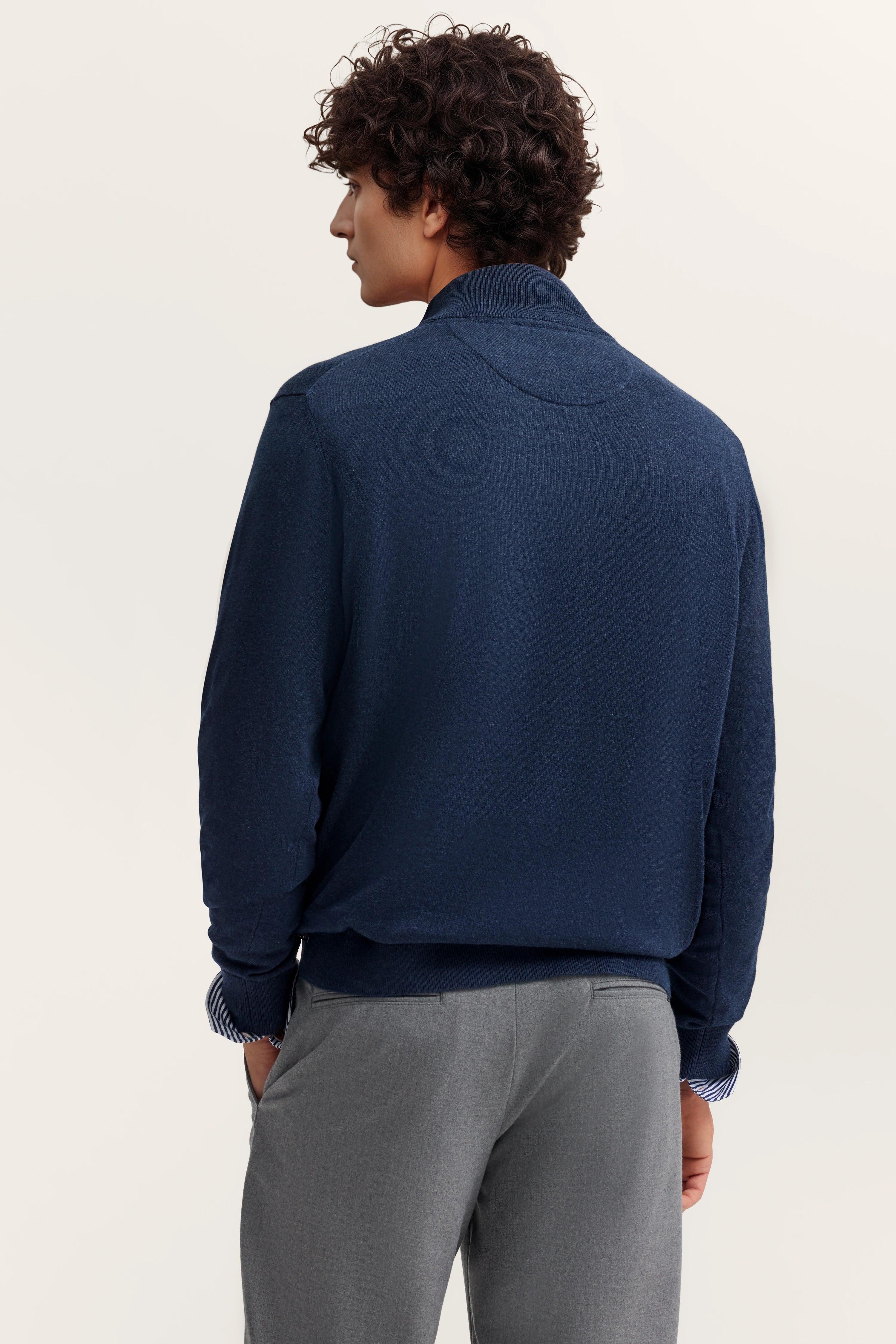 Blaues Sweatshirt und graue Hose von bugatti, Modelbild von hinten, lässige Pose.