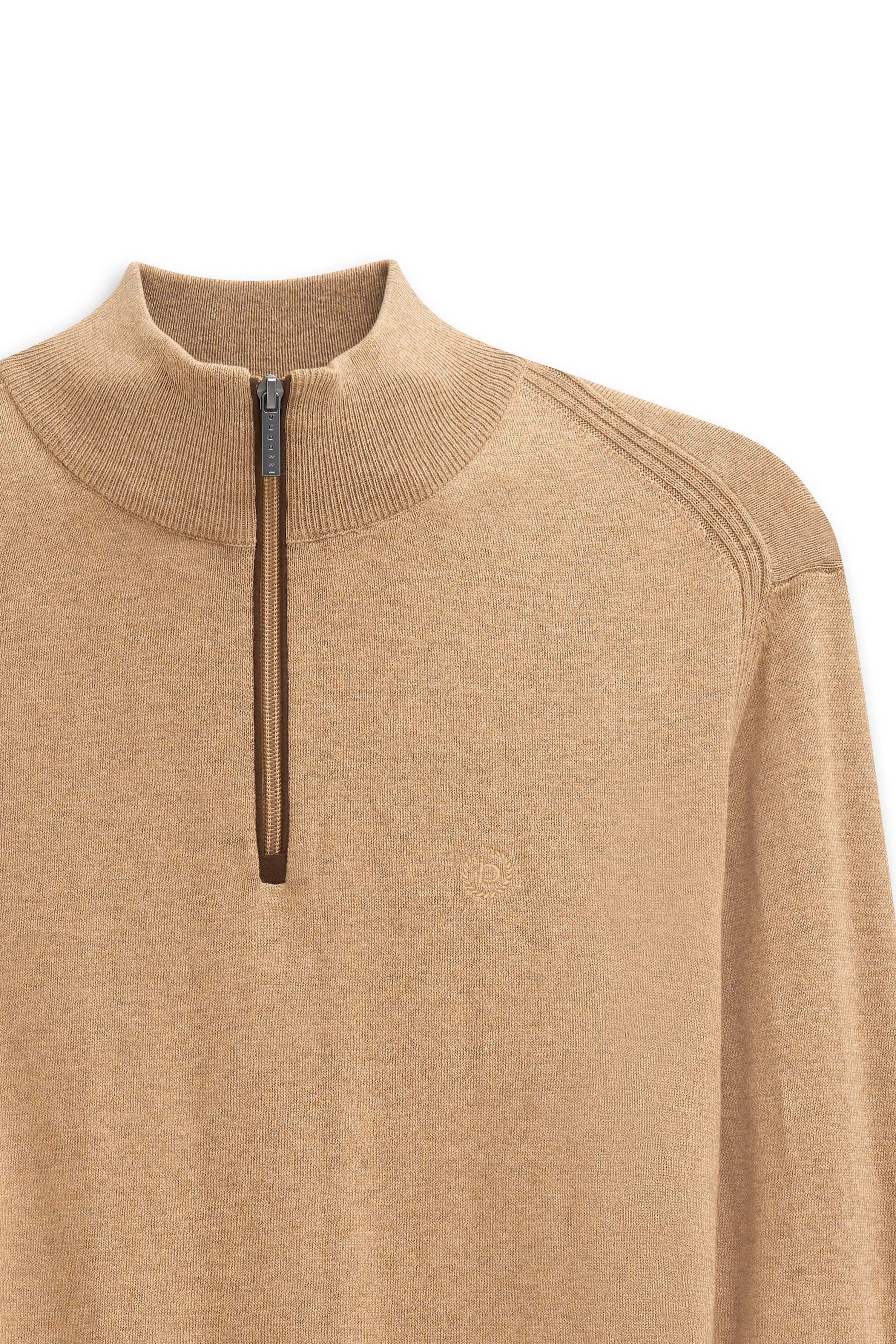 Beigefarbener bugatti Pullover mit Reißverschluss und Stehkragen, Büstenbild.
