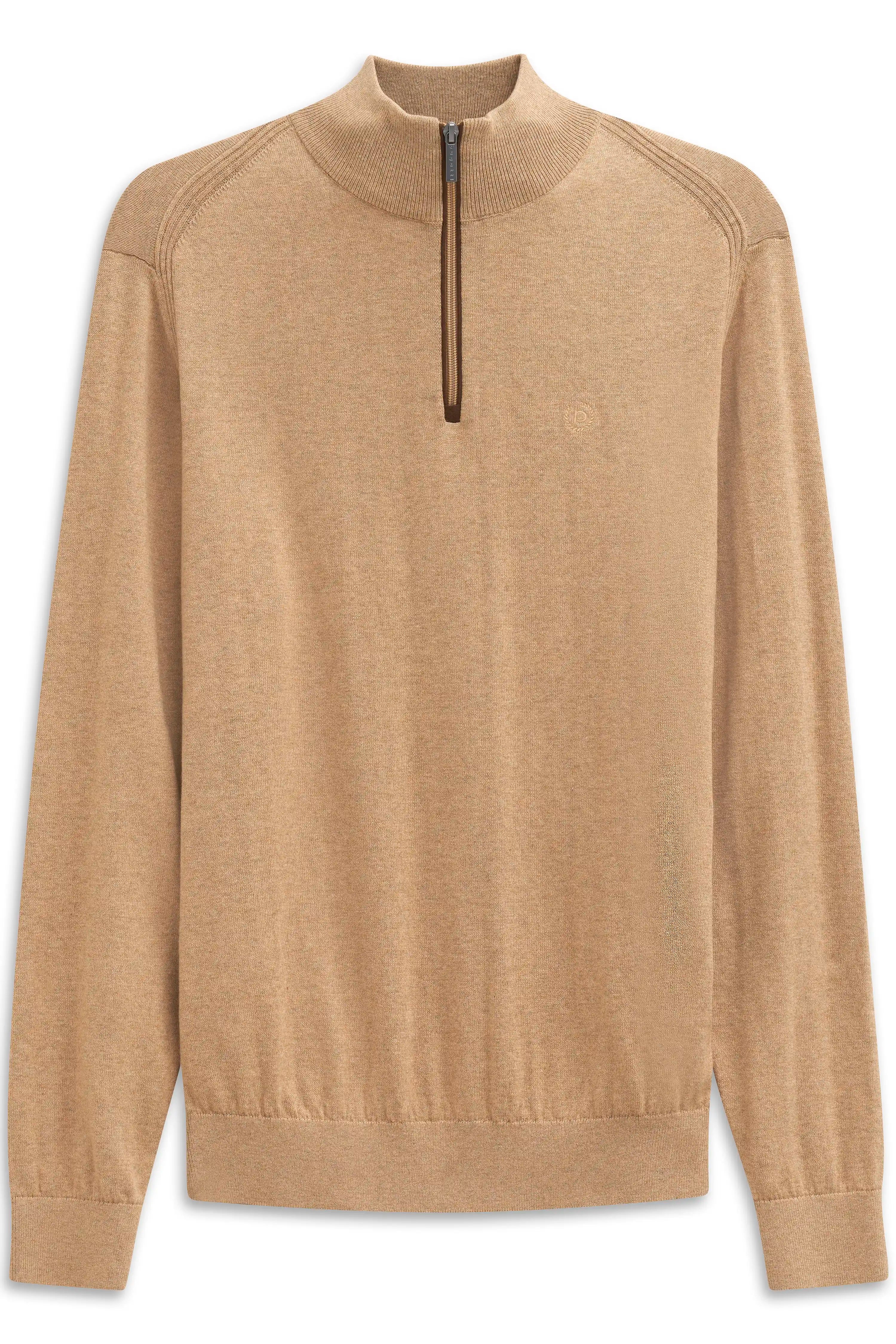Beigefarbener bugatti Pullover mit Reißverschluss und Stehkragen, Büstenbild.