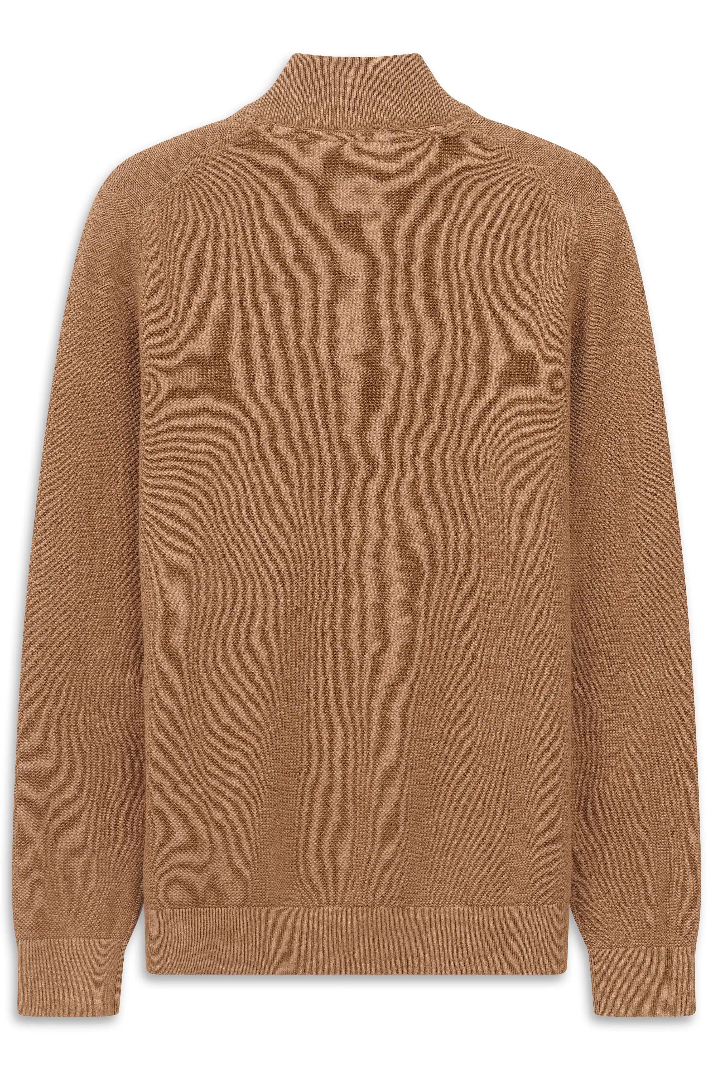 bugatti camelbrauner Pullover, Büstenbild, zeitloses Design mit Stehkragen, hochwertige Materialien.