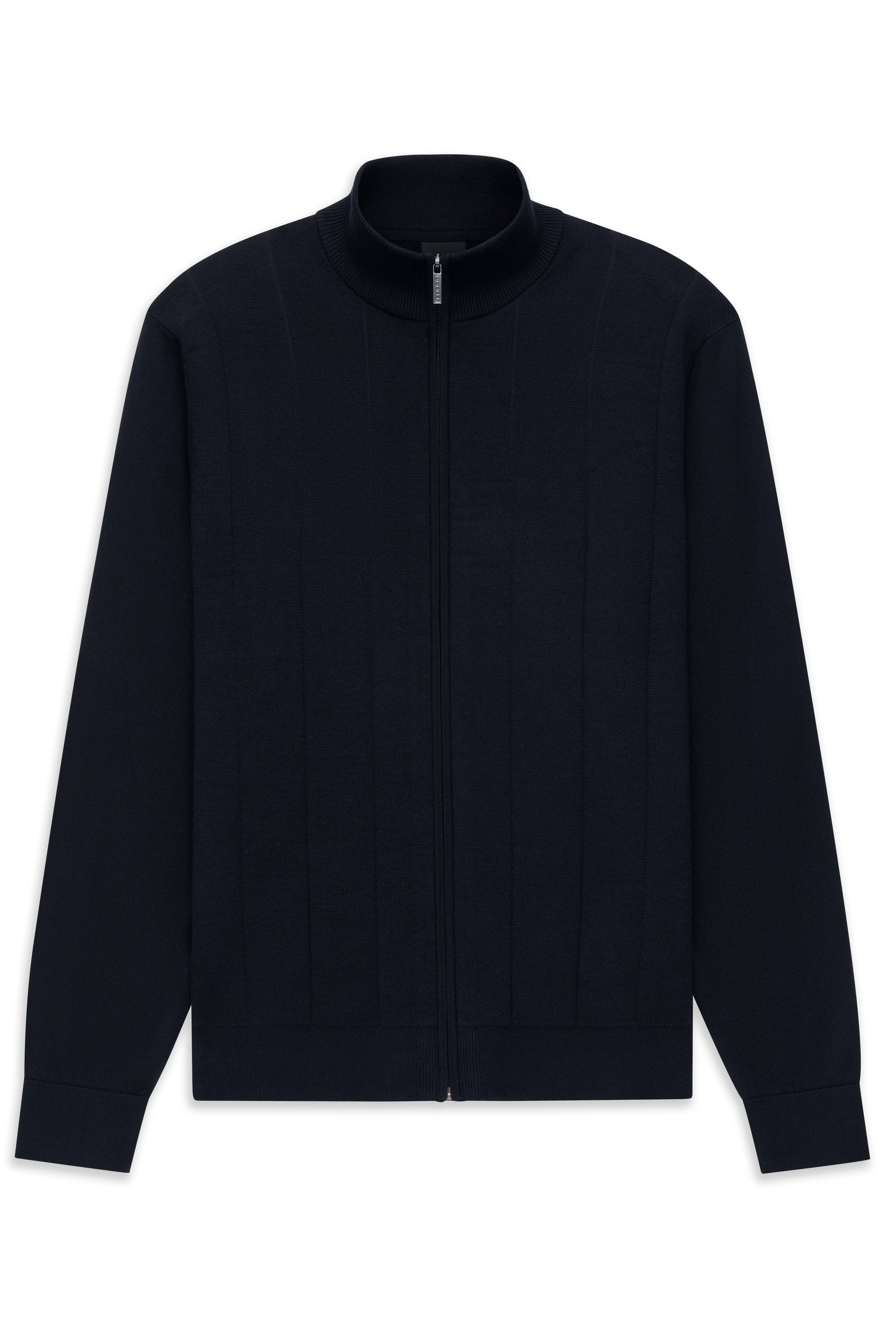 Bugatti Modelbild: Marineblauer Cardigan, gestreiftes Hemd, Krawatte. Kopf und Oberkörper im Fokus.