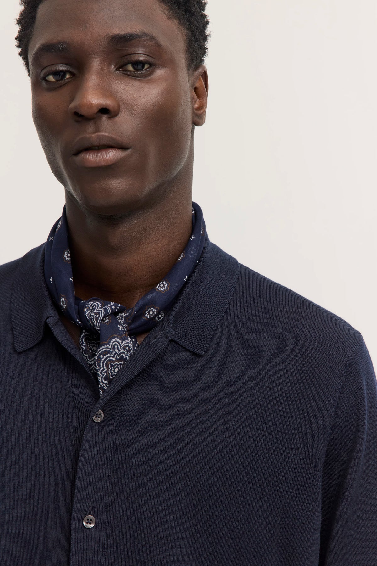 Navy Polohemd mit Paisley-Schal, Modelbild, frontaler Blick.