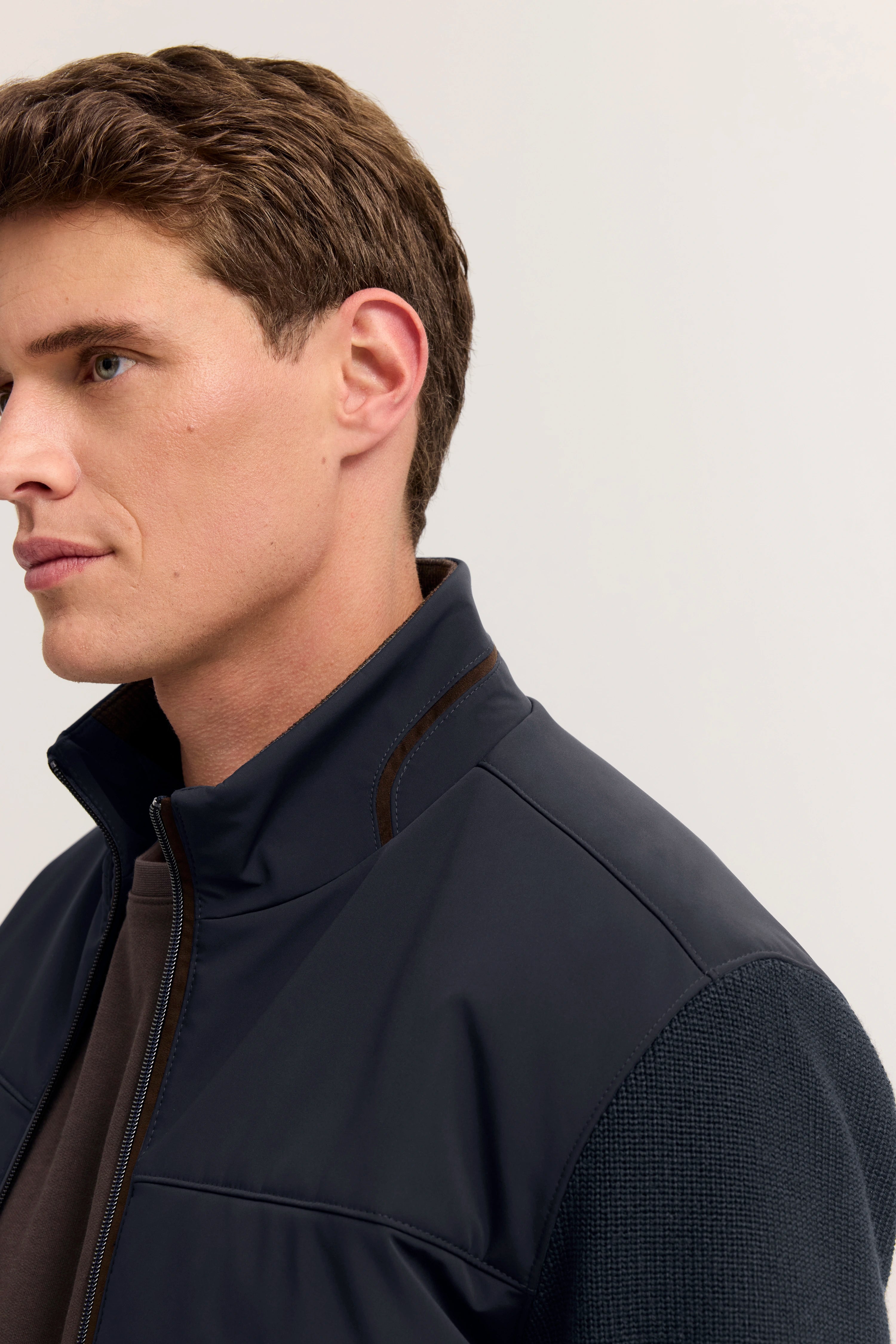 bugatti Herrenjacke, dunkelblau, Büstenbild, stilvoll und elegant.