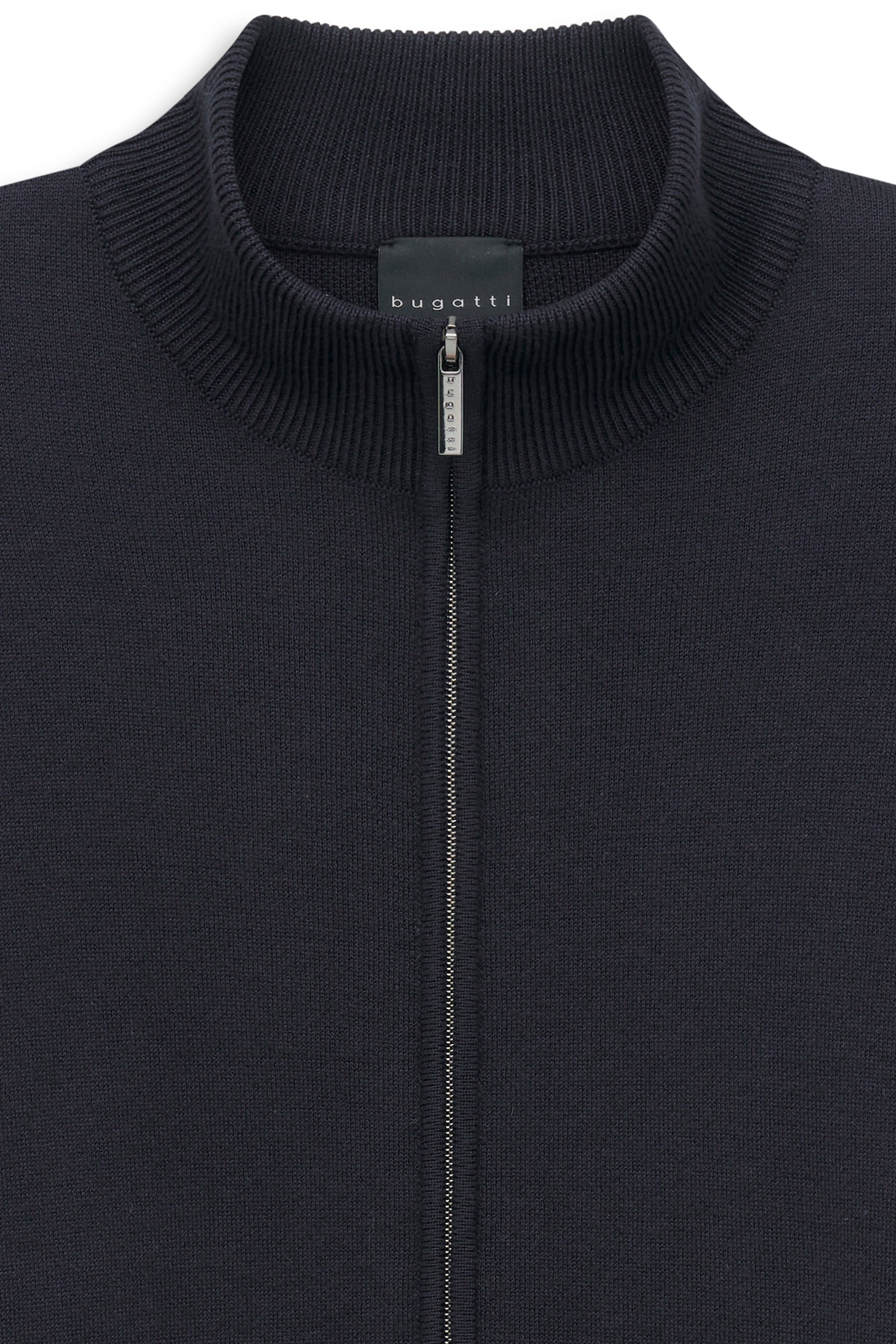 Büstenbild eines bugatti Strickpullovers in Dunkelblau mit Reißverschluss und Stehkragen.