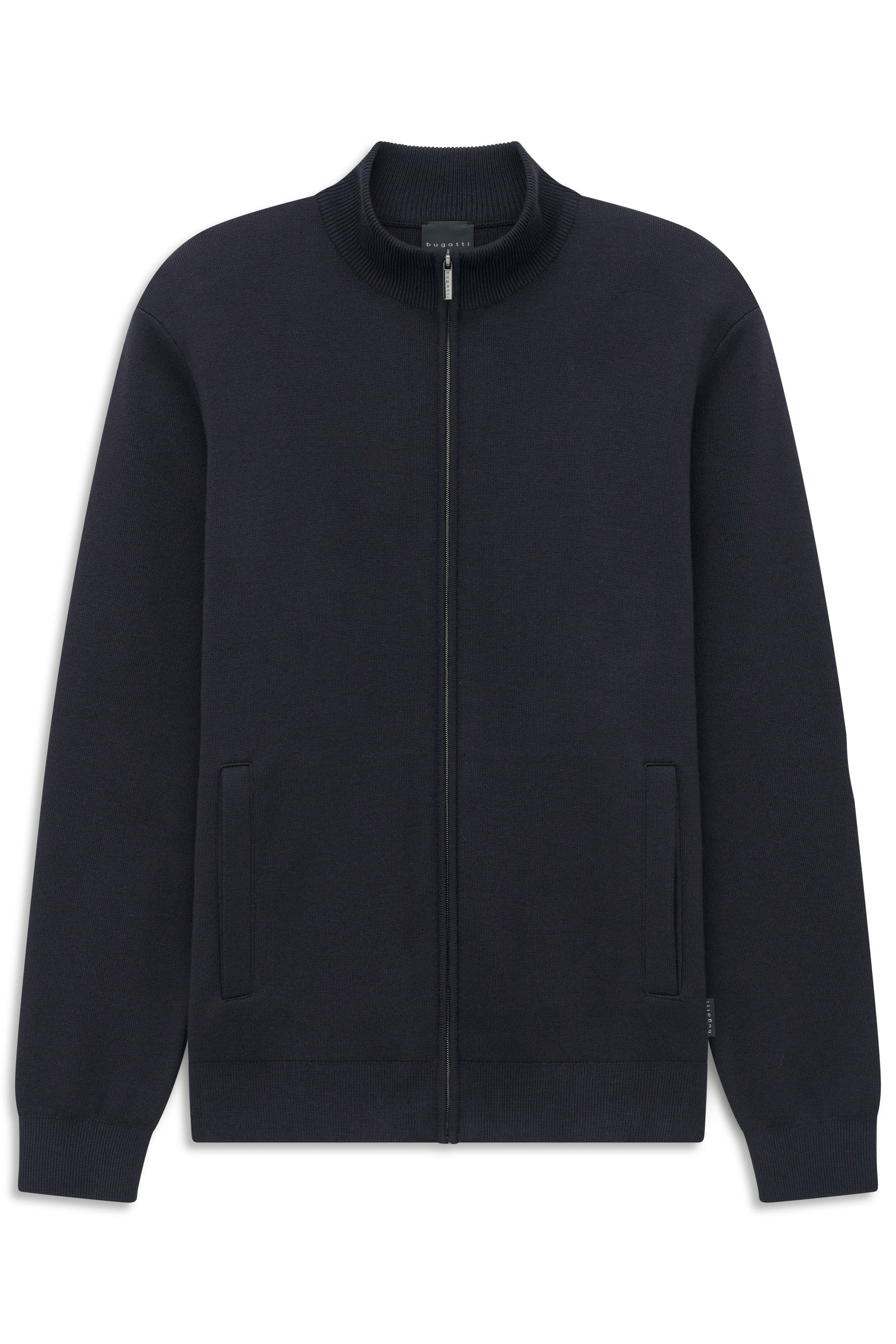 Dunkelblaue bugatti Strickjacke mit Reißverschluss, Büstenbild.