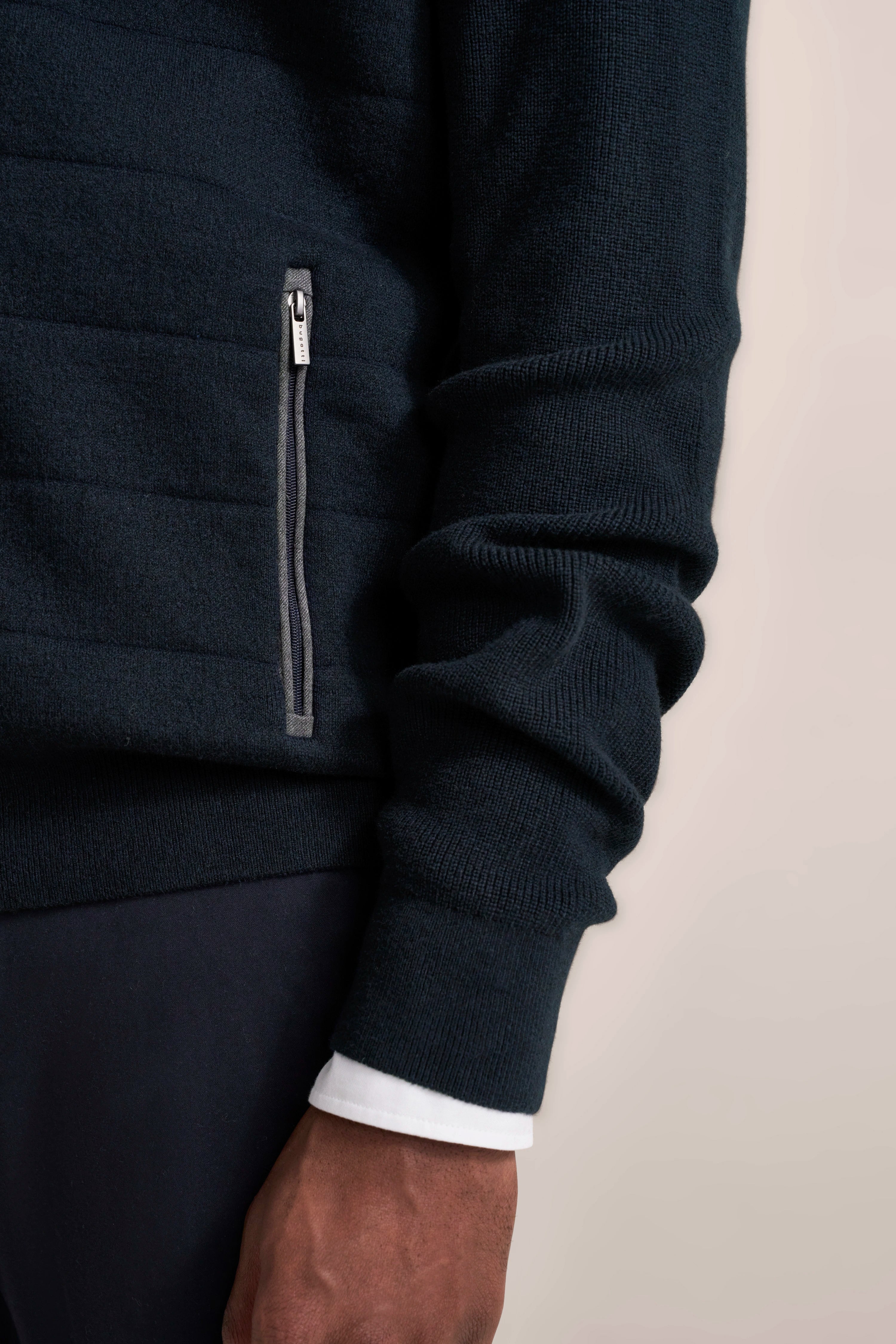 Dunkelblauer bugatti Pullover mit Reißverschluss-Detail, legeres Büstenbild, elegante Schlichtheit.