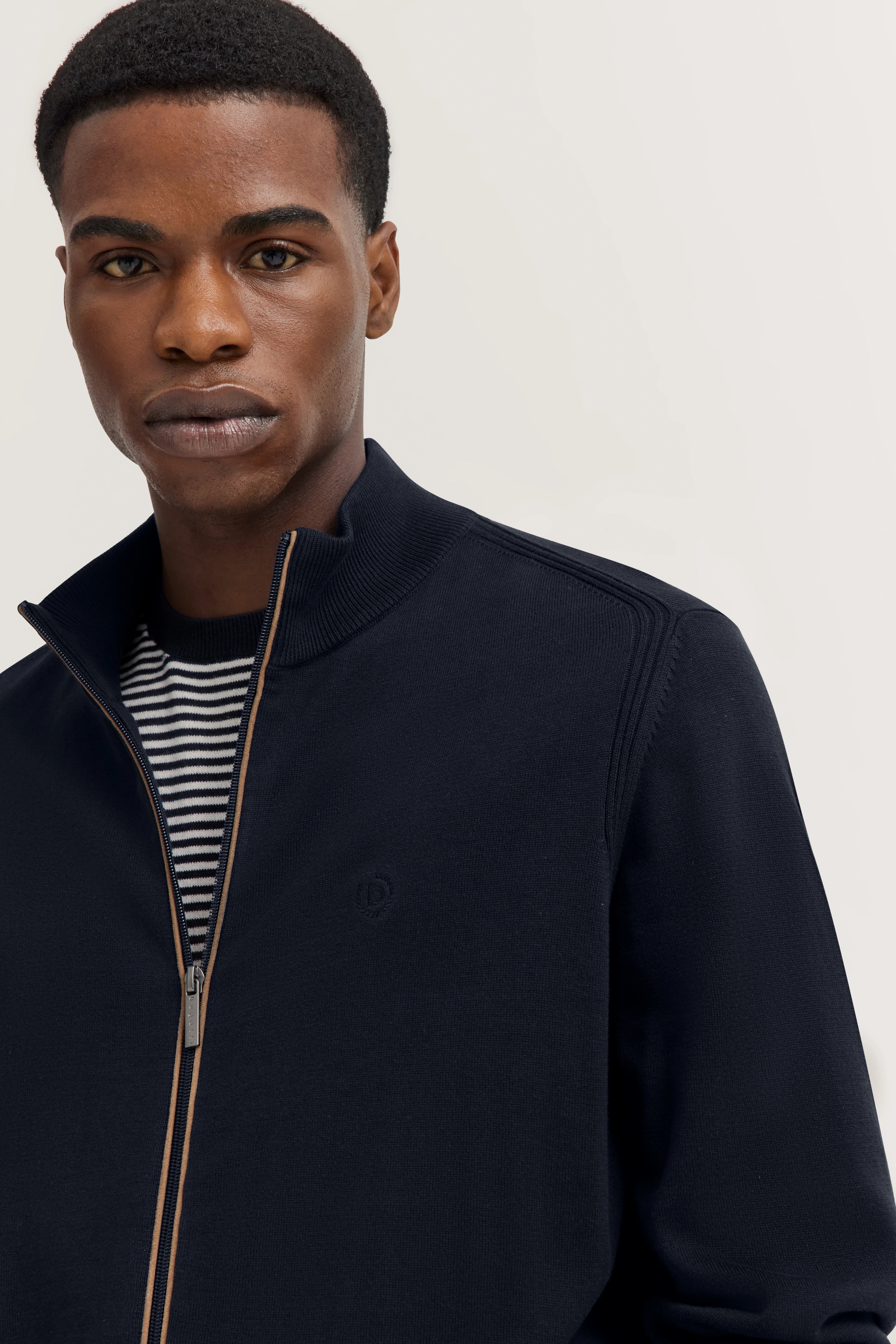 Dunkelblaue bugatti Strickjacke mit Reißverschluss, Büstenbild, zeitloses Design.