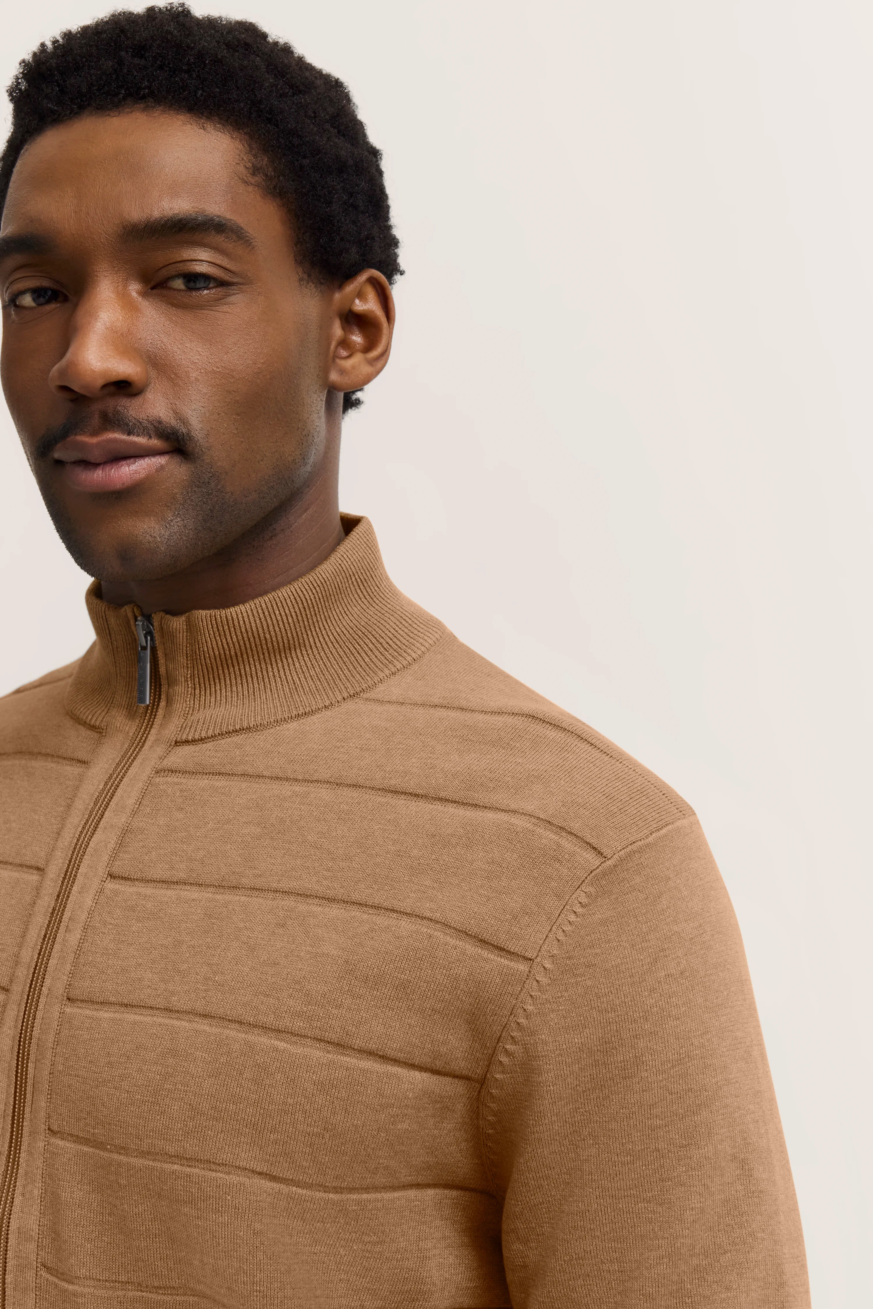 bugatti Herrenpullover in Camel, Büstenbild, Stehkragen, schlichtes Design, Reißverschluss, stilvoll und elegant.