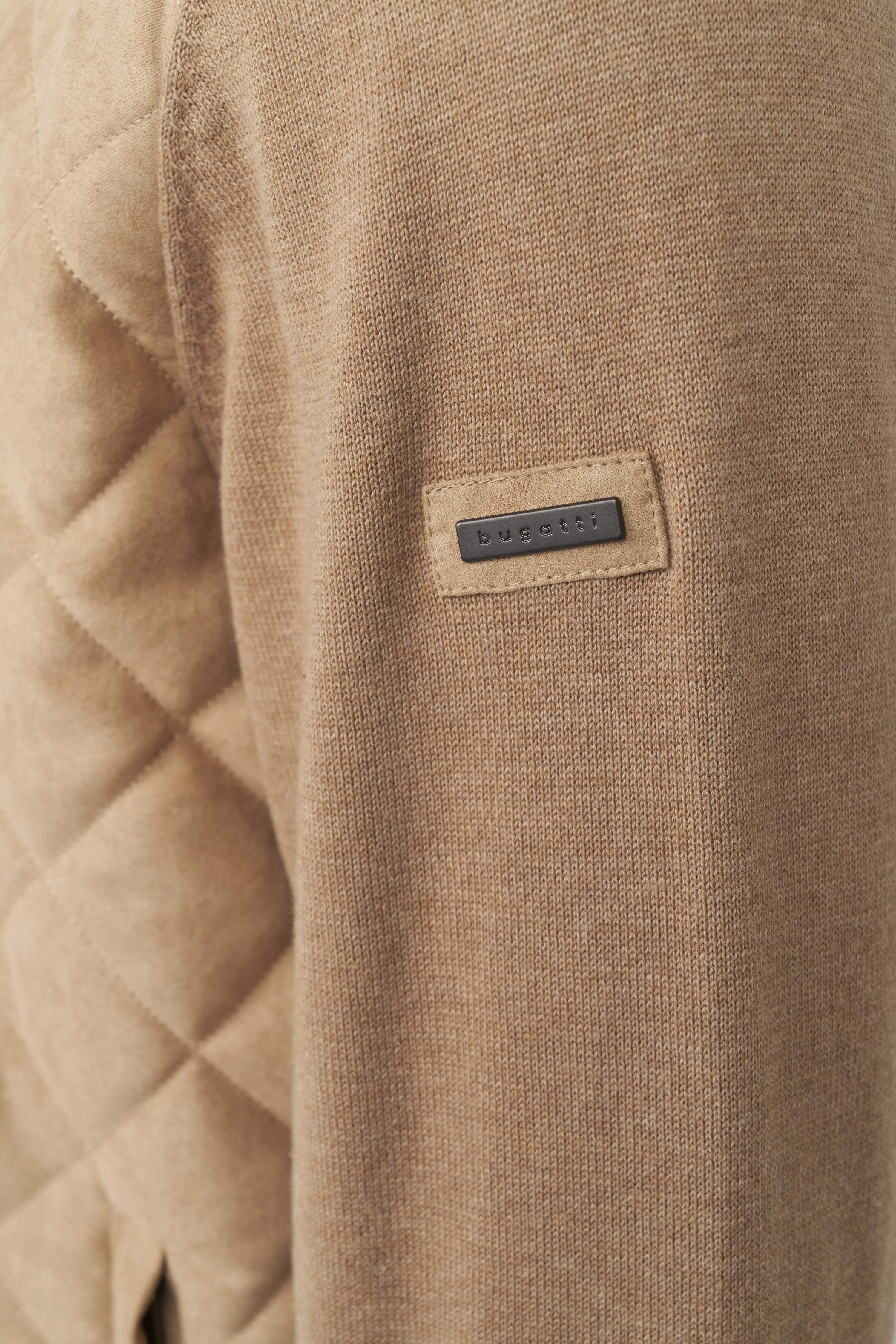 Beiger bugatti Pullover mit Rautenmuster, Detailaufnahme, edles Design.