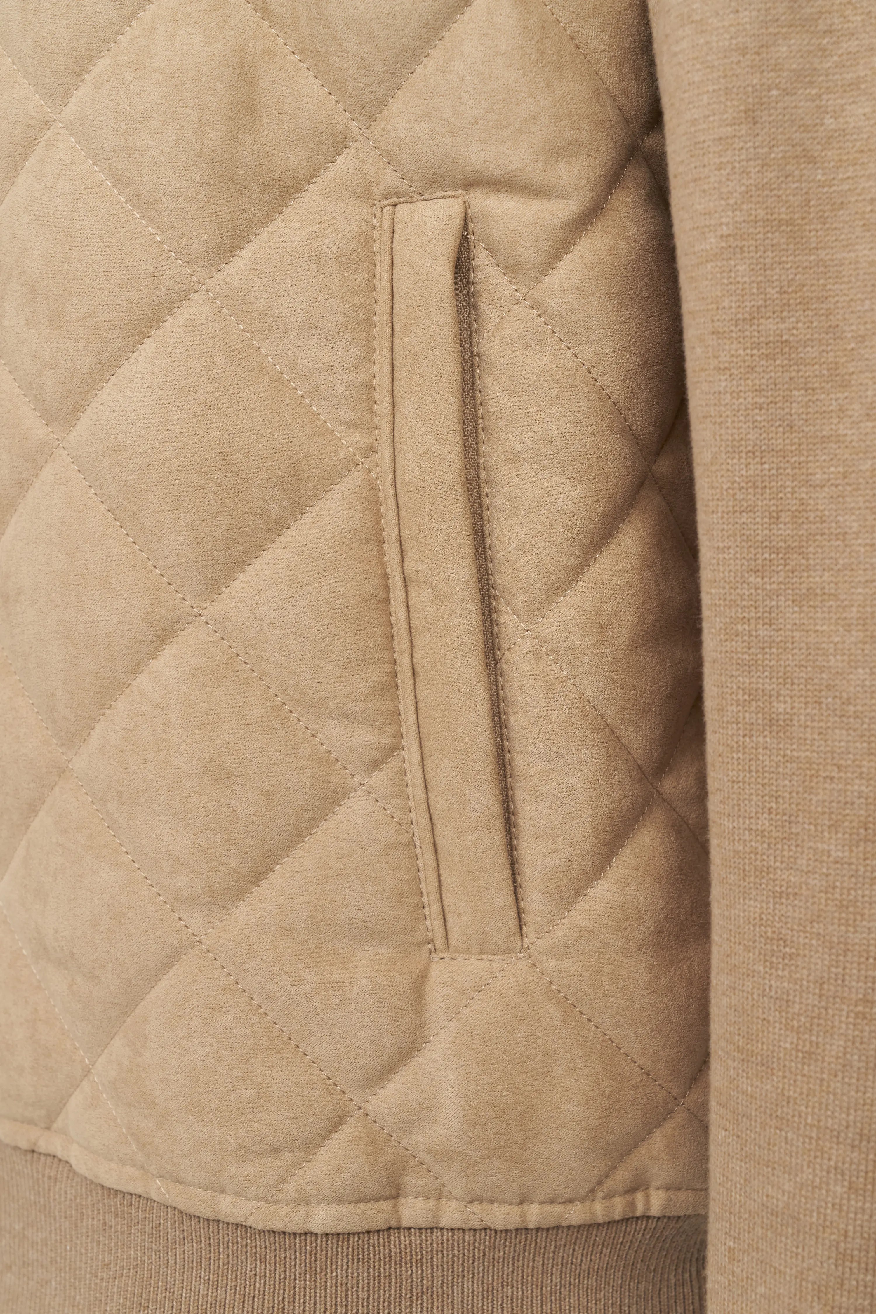 Beige gewatteerde jas van bugatti, close-up van het zakgedeelte.