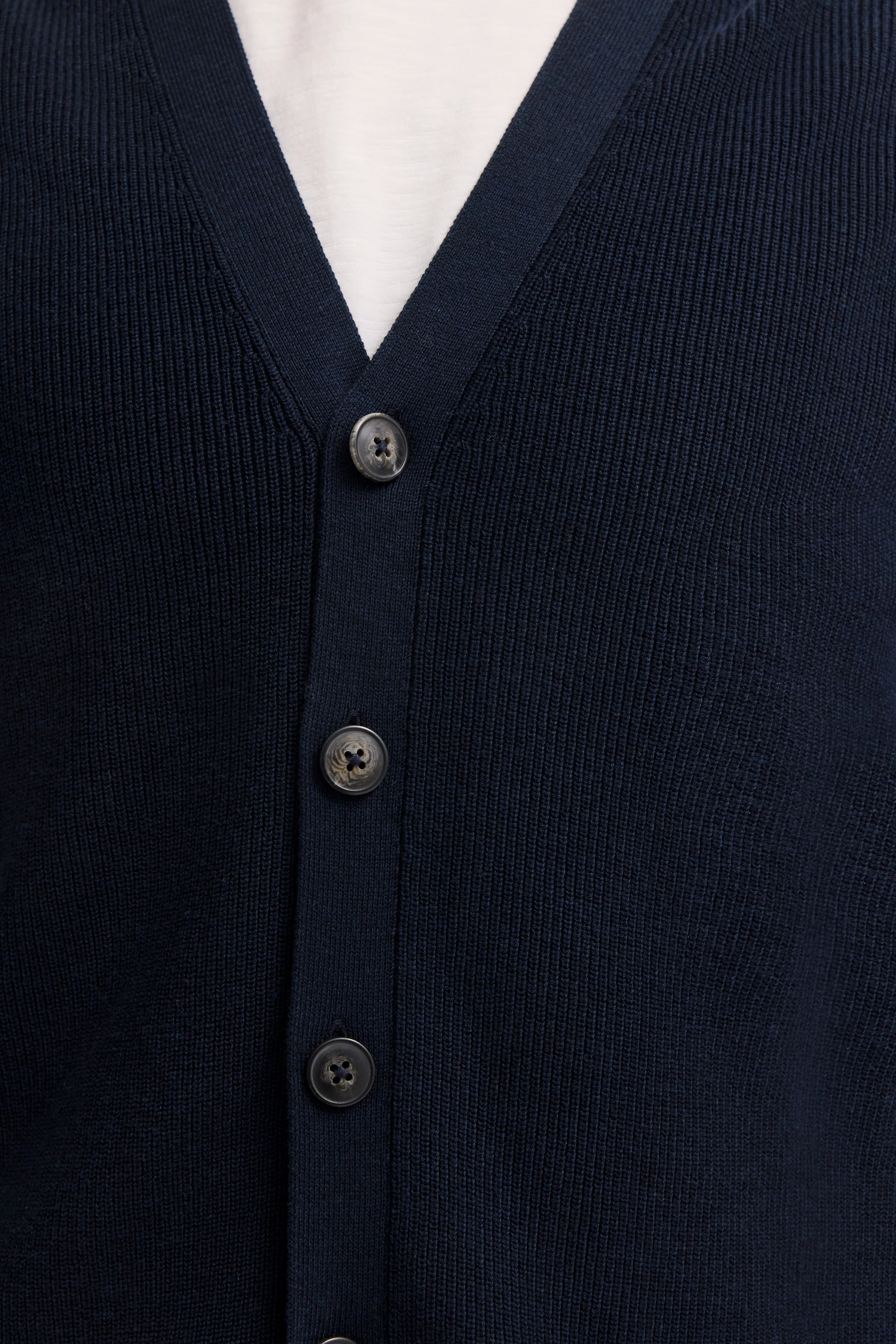 Dunkelblauer bugatti Cardigan, Detailansicht der Knopfleiste.