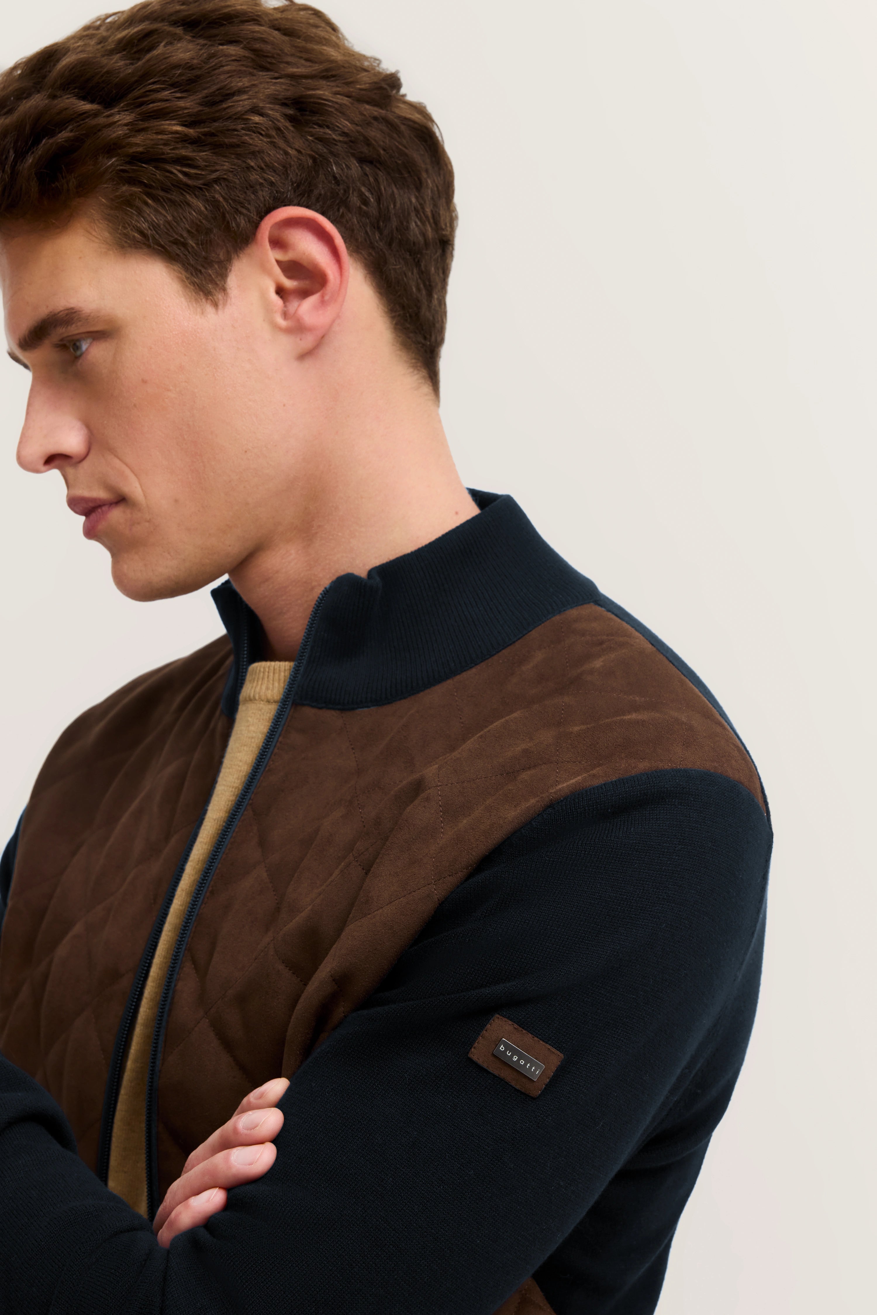 Schwarzer bugatti Pullover mit braunen Schulterdetails, Büstenbild, hochwertig und stilvoll.
