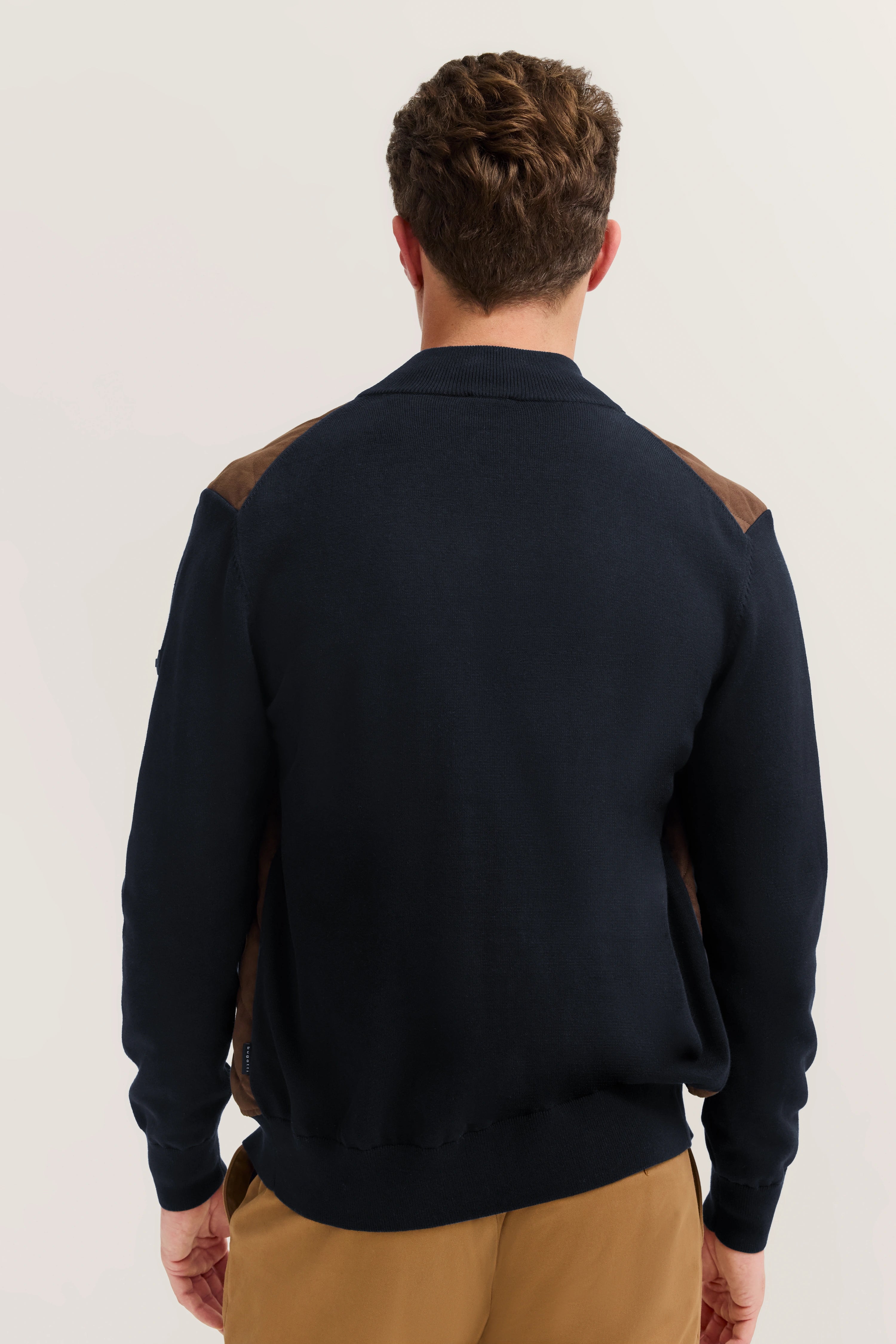 Modelbild, lässige Haltung.