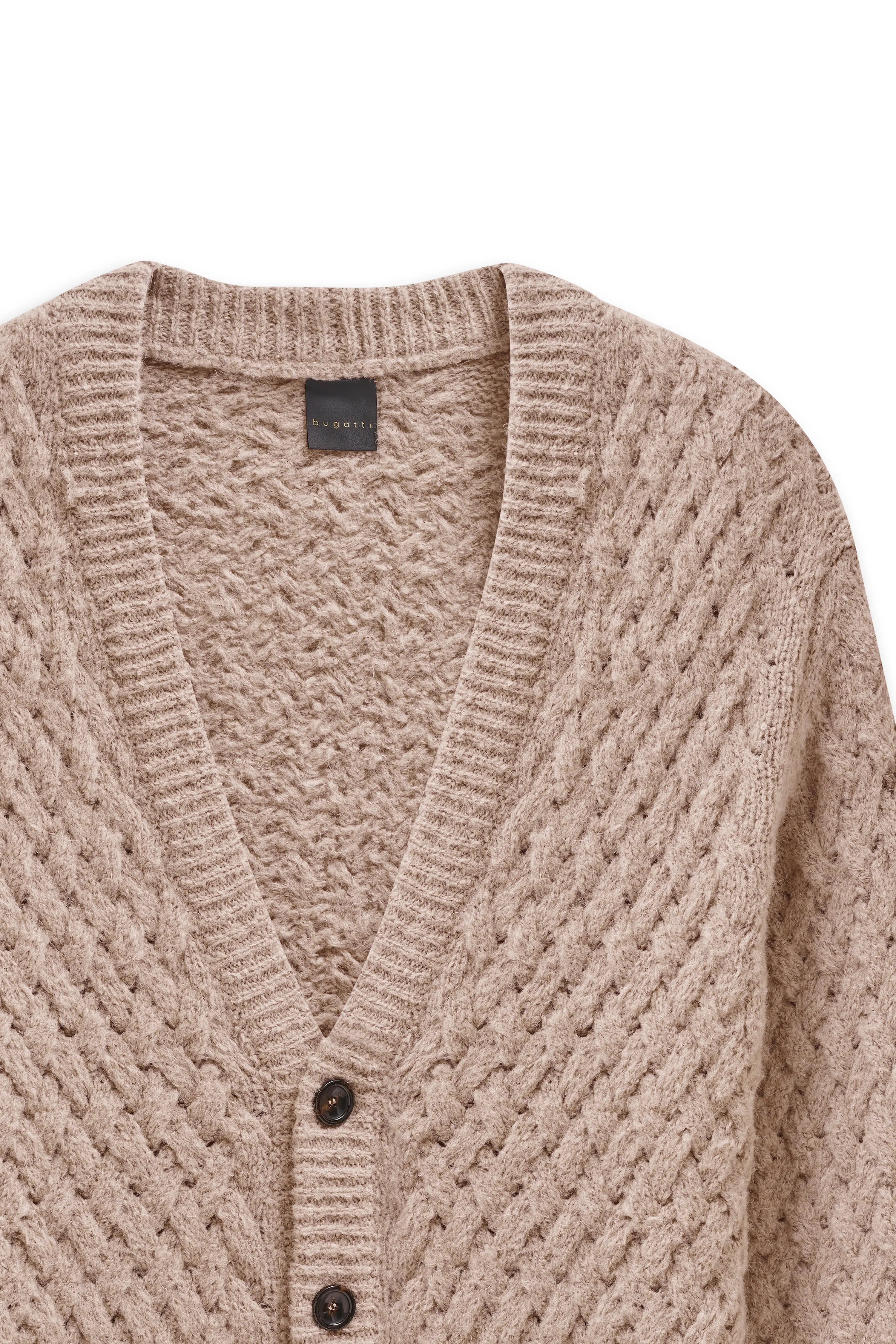 Beiger Strick-Cardigan mit Zopfmuster, legeres Büstenbild, bugatti Stil und Eleganz.