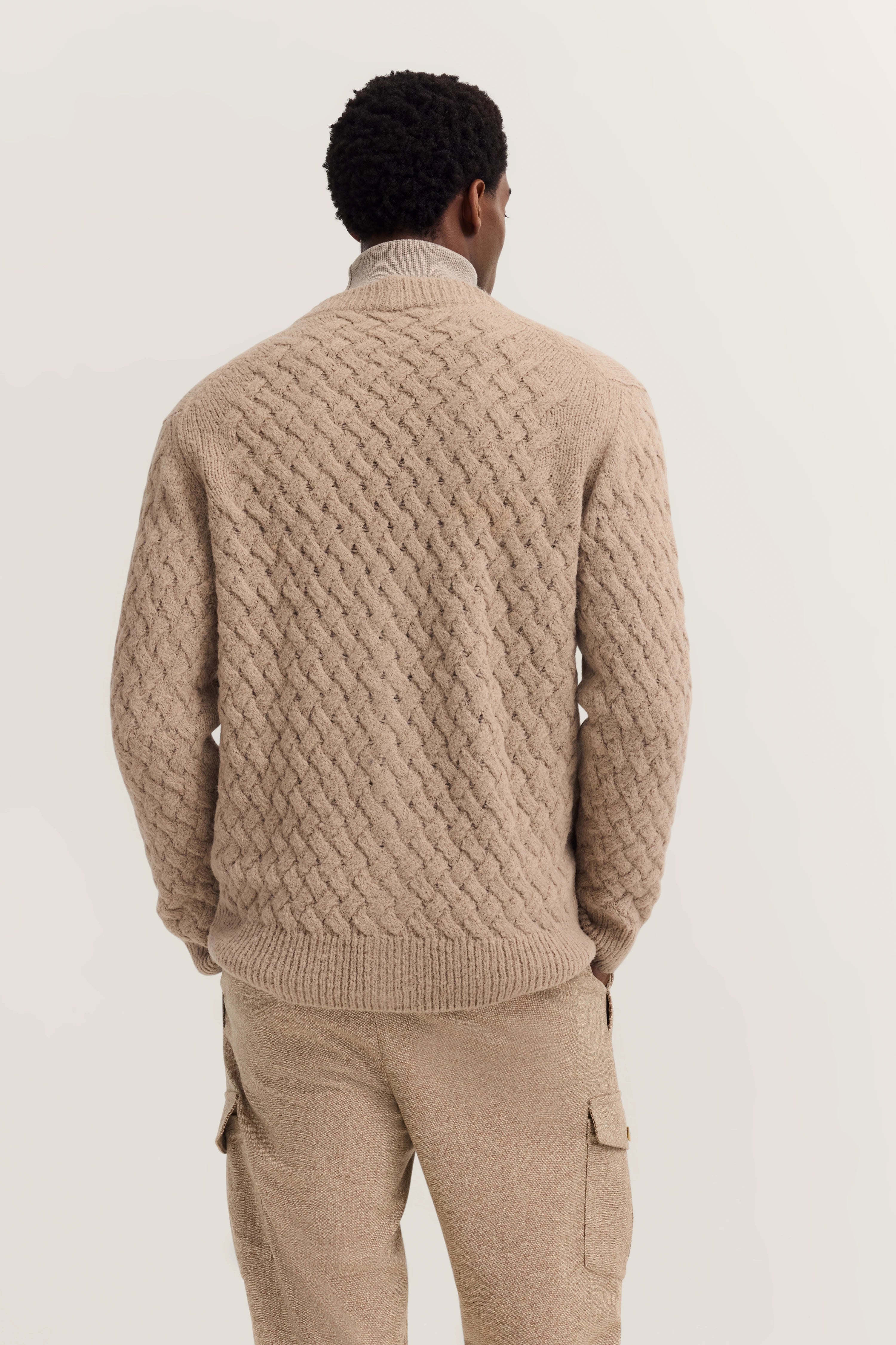 Beiger Zopfpullover und passende Cargohose