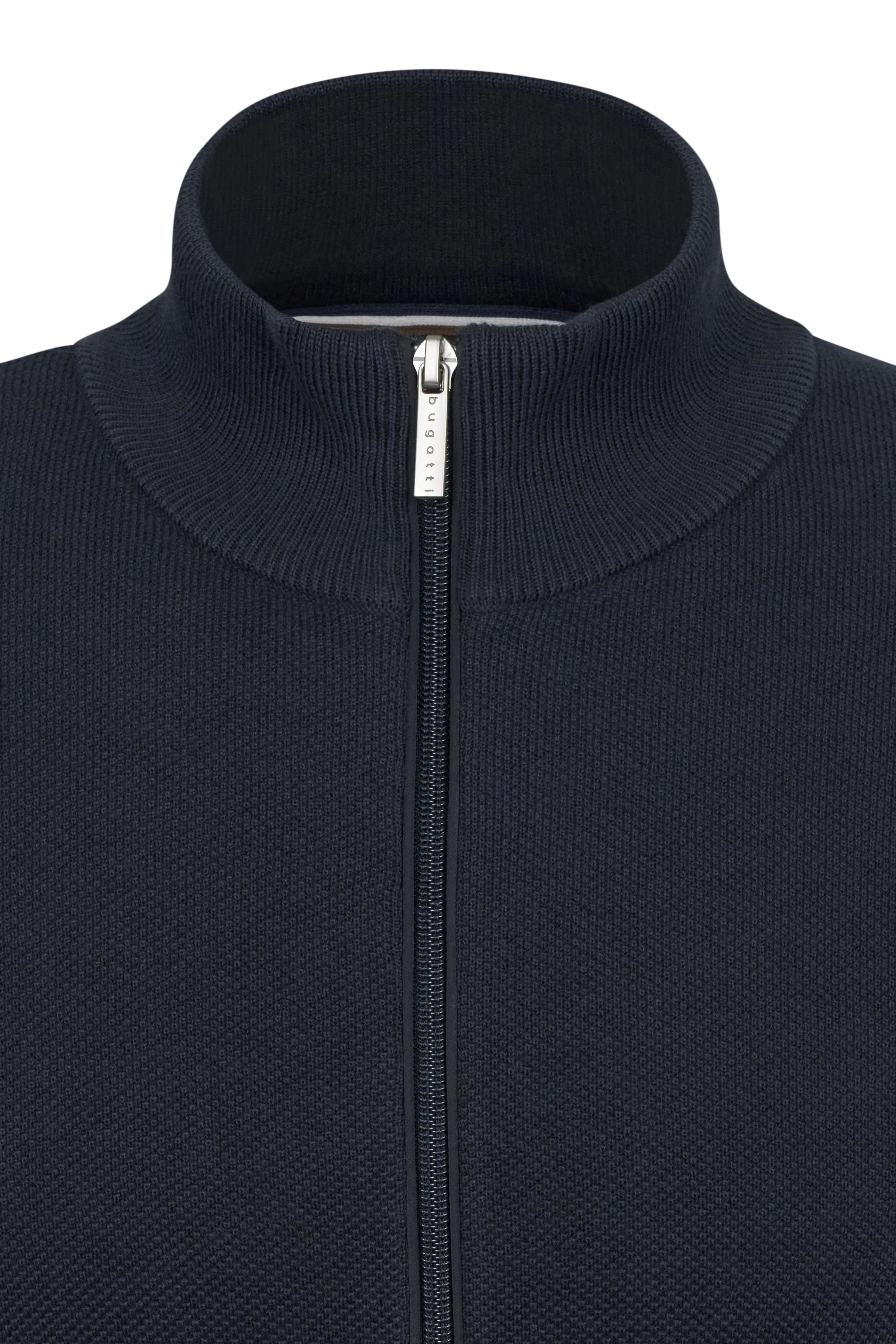 Dunkelblauer bugatti Strickpullover mit Reißverschluss, Büstenbild.