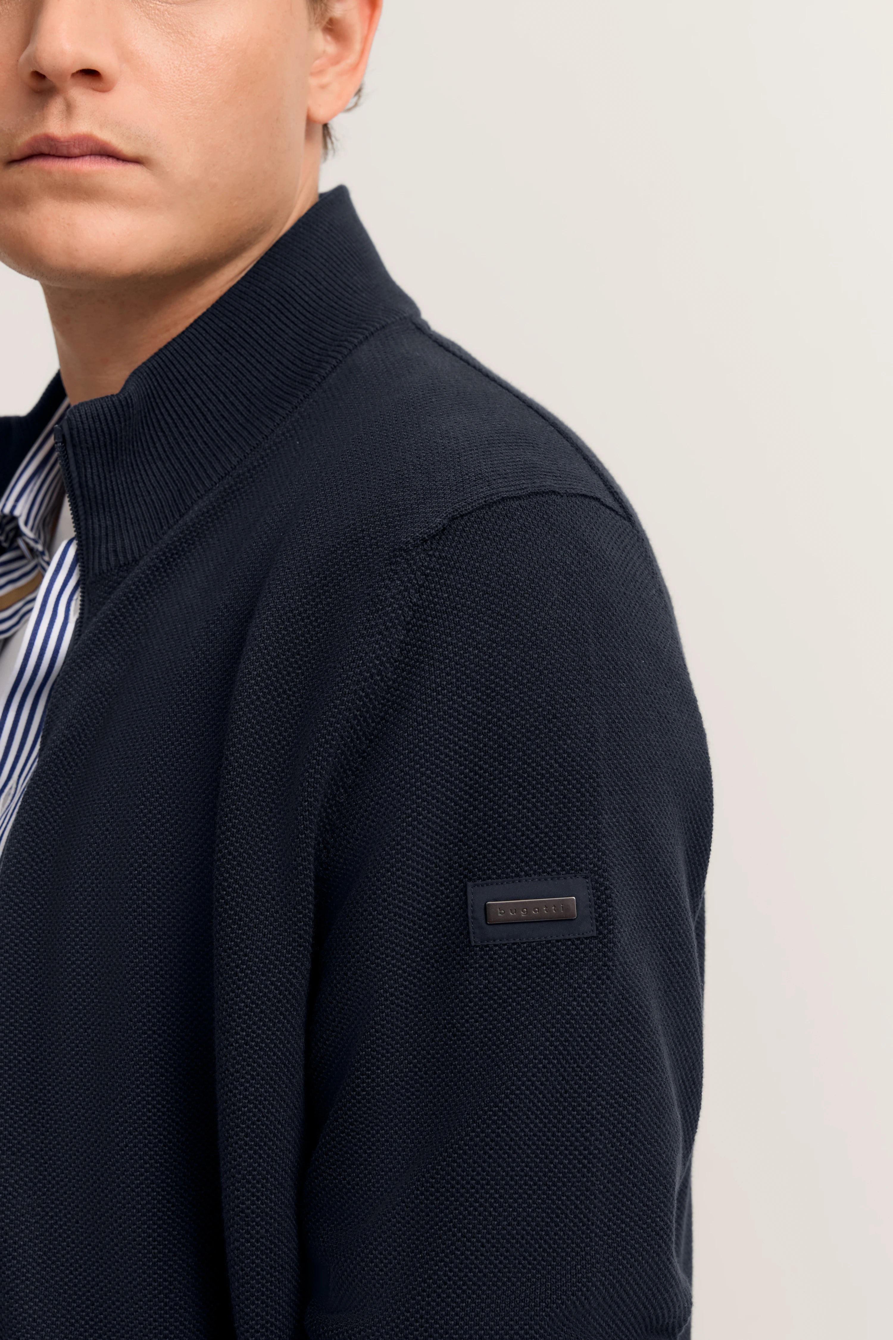 Dunkelblauer bugatti Pullover, Rückansicht, legeres Design, hochwertige Materialien.