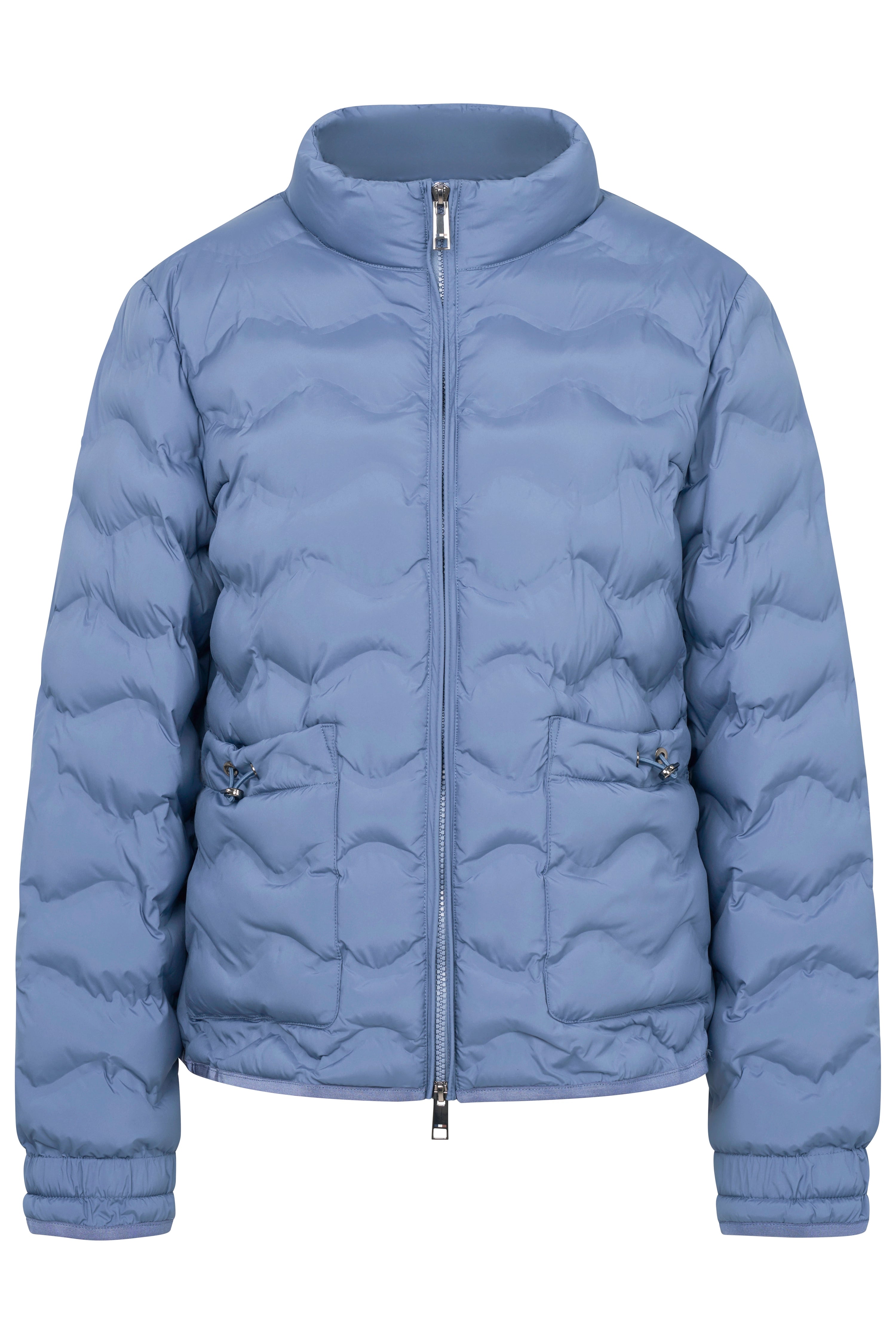 Blaues Steppjacke-Outfit mit Streifenhemd, weißer Hose, braunen Loafers. Model frontal stehend.