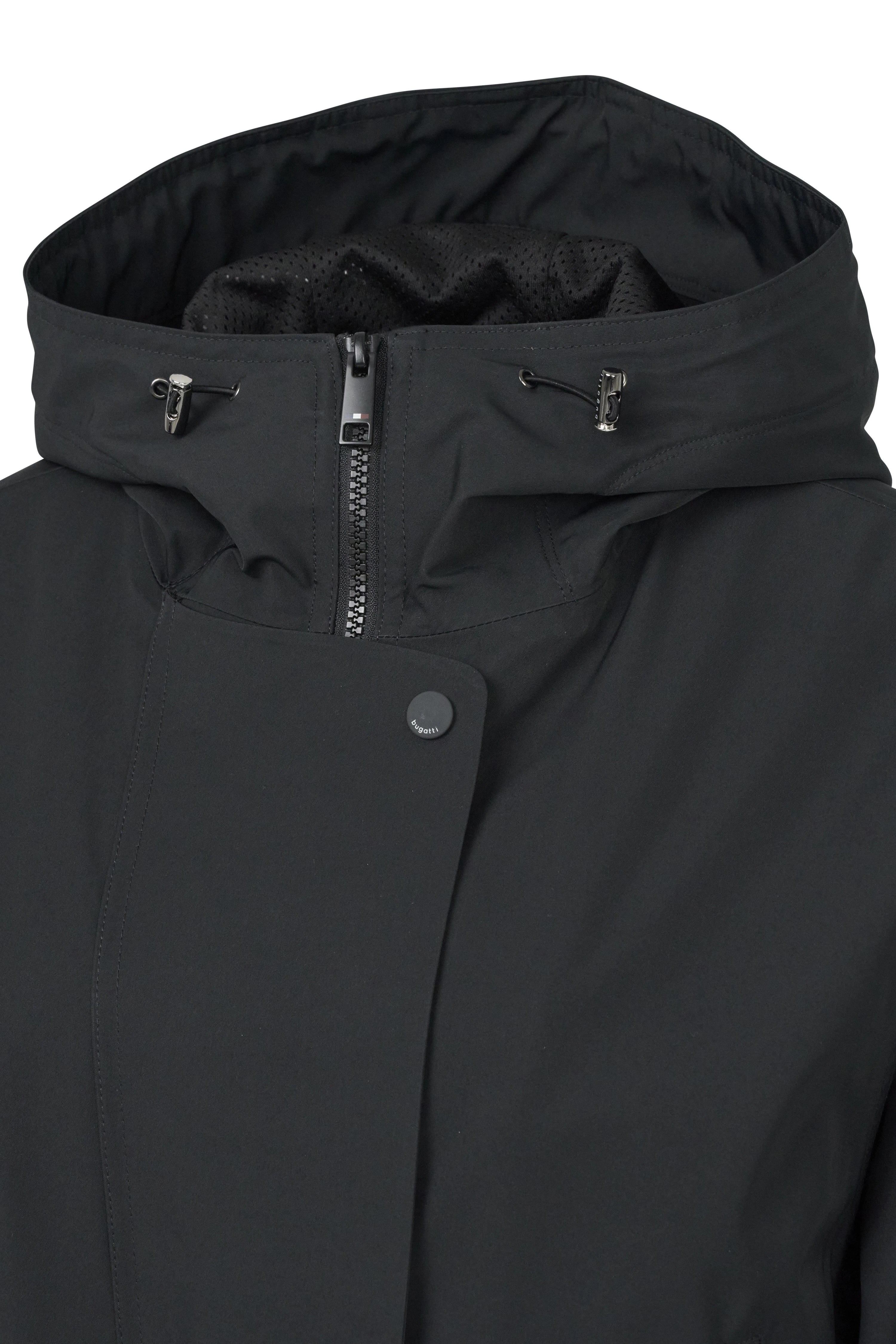 Schwarze bugatti Jacke über gestreifter Bluse, Model seitliches Posing.