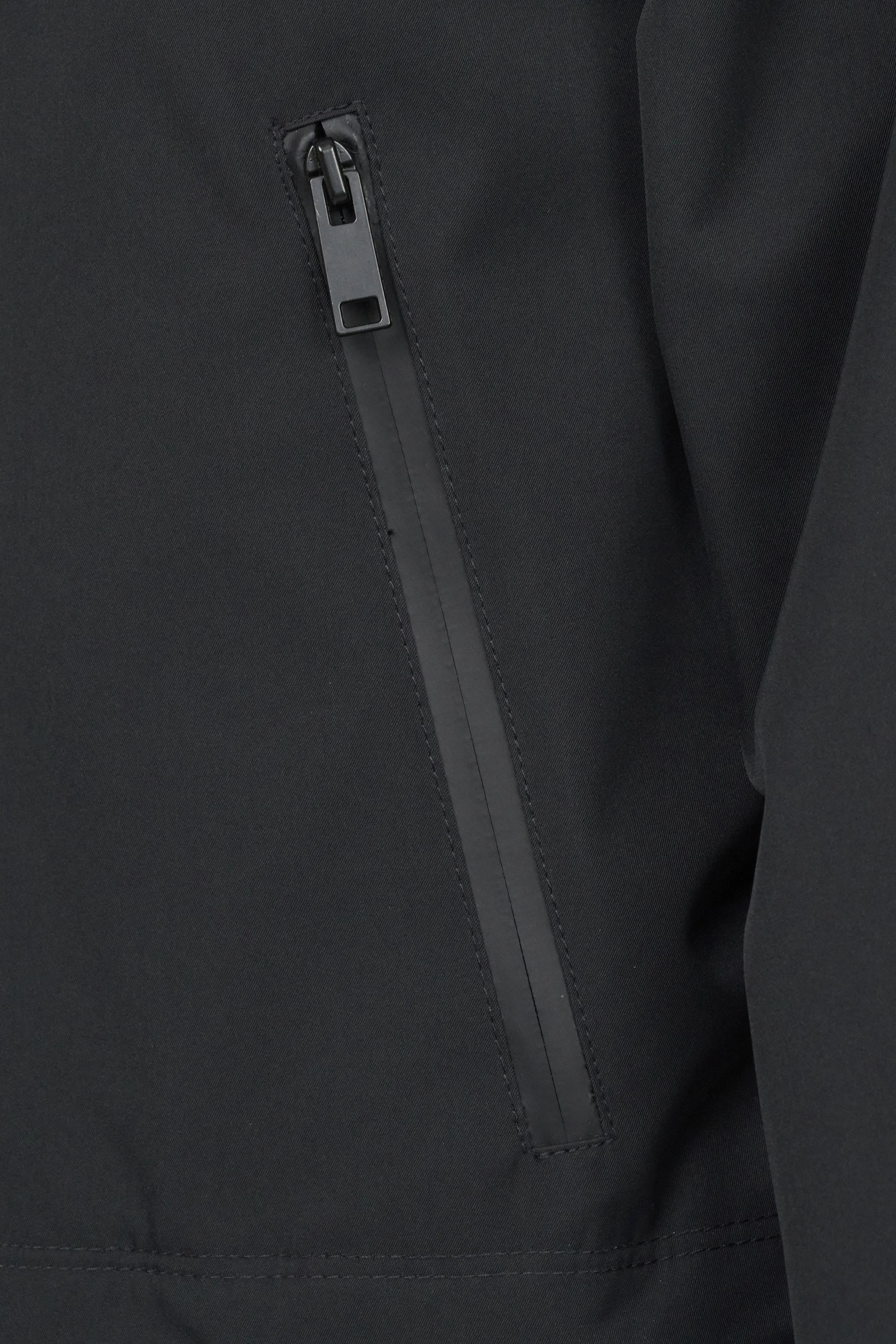 Zwarte bugatti jas, detailweergave, met capuchon en rits.