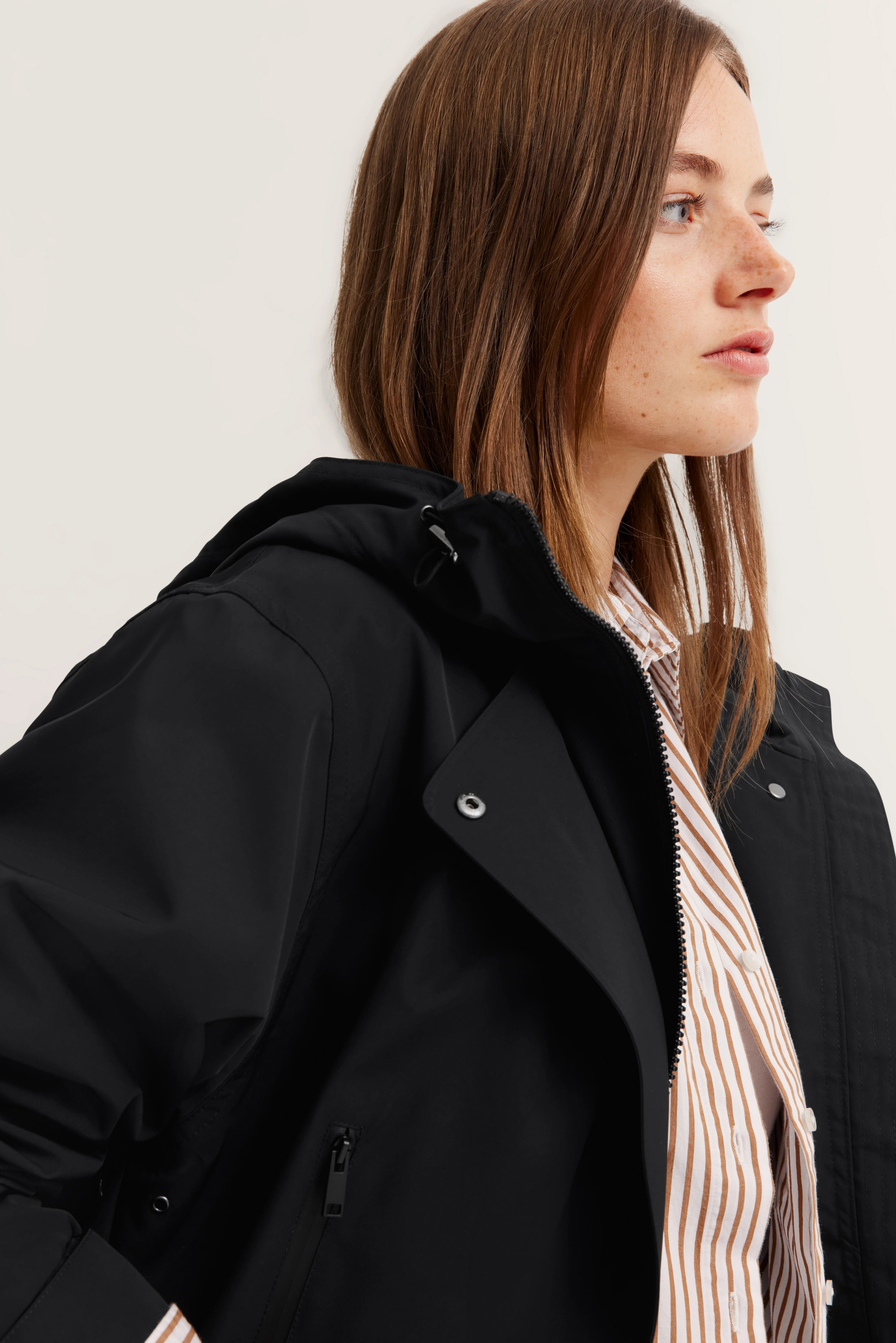 Schwarze bugatti Jacke mit Kapuze, Rückansicht, legeres Design, hochwertiges Material.