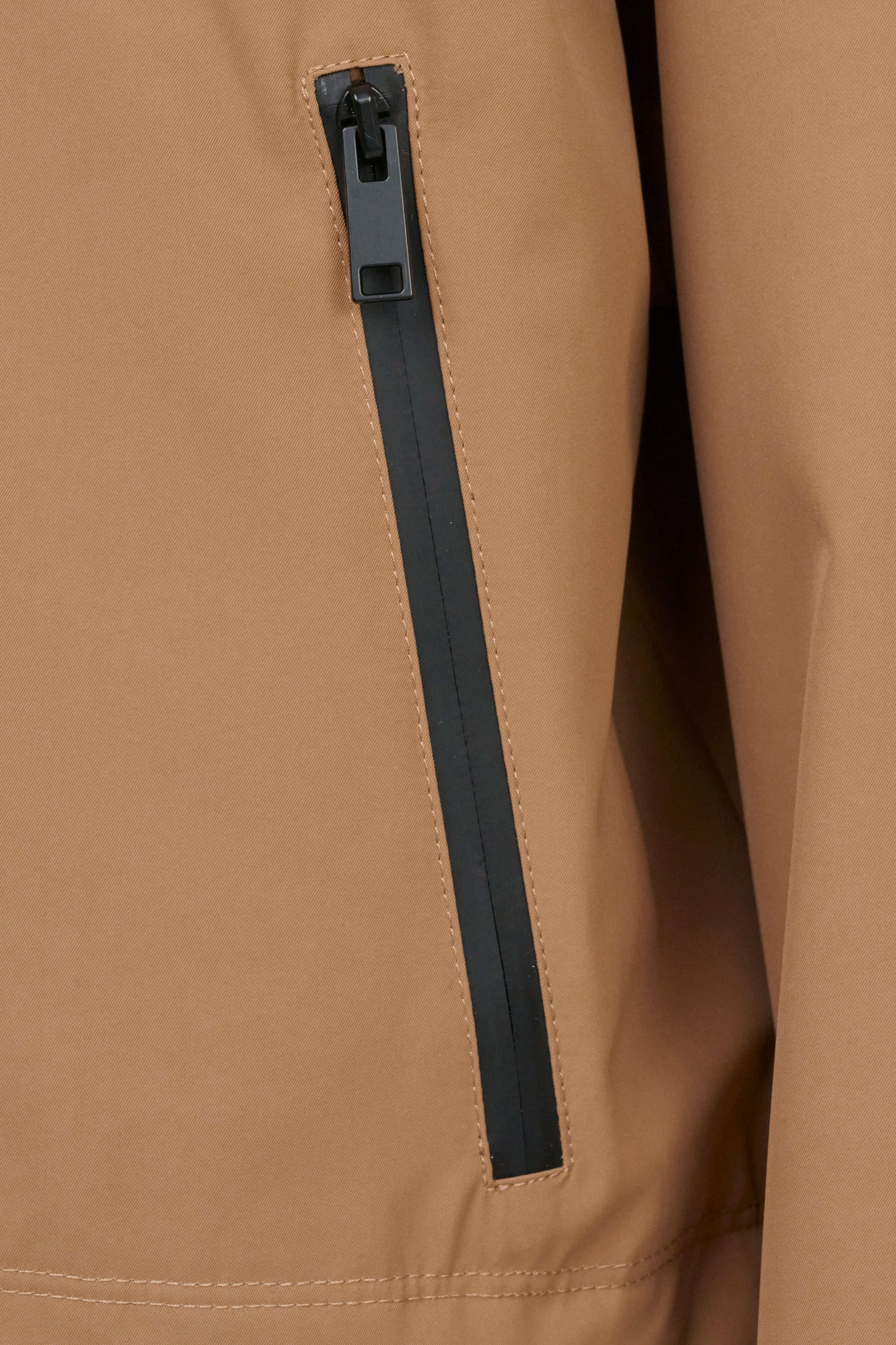 Braune bugatti Jacke mit schwarzem Reißverschlussdetail, Nahaufnahme, hoher Stil und Qualität.