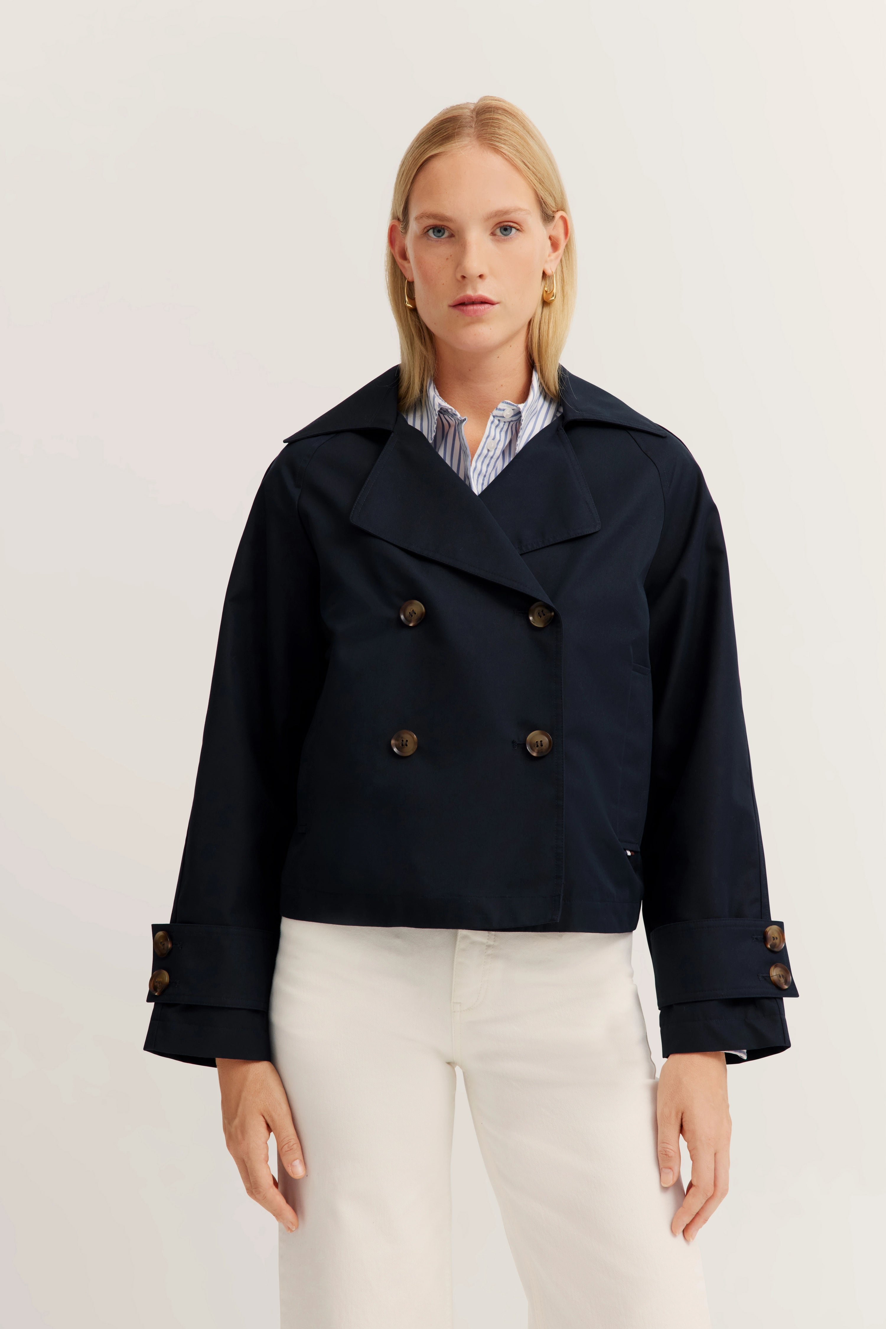 Dunkelblaue bugatti Jacke, weißes Hemd, Modelbild, entspannter Stand.
