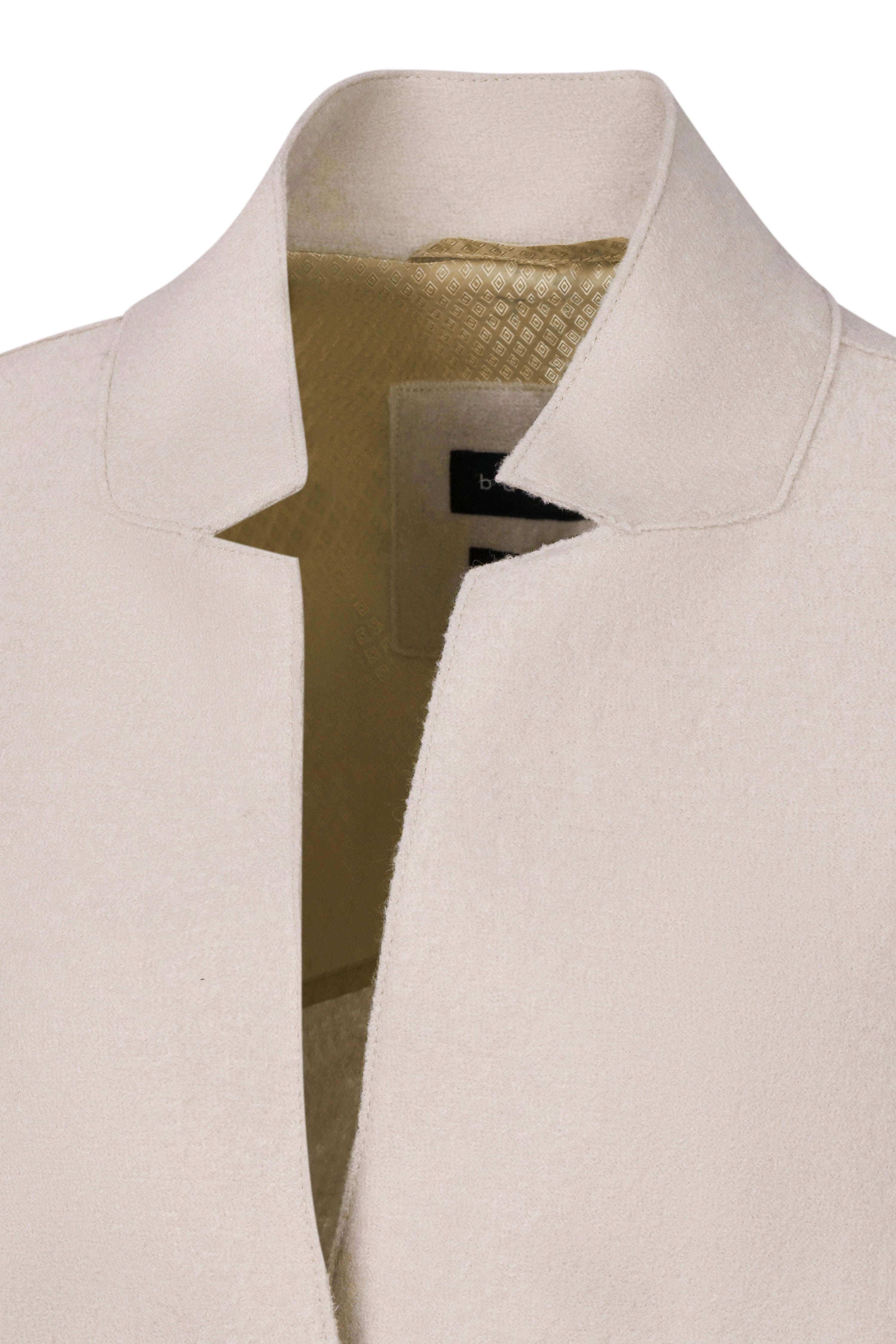 Beige bugatti kraag close-up, buste afbeelding.