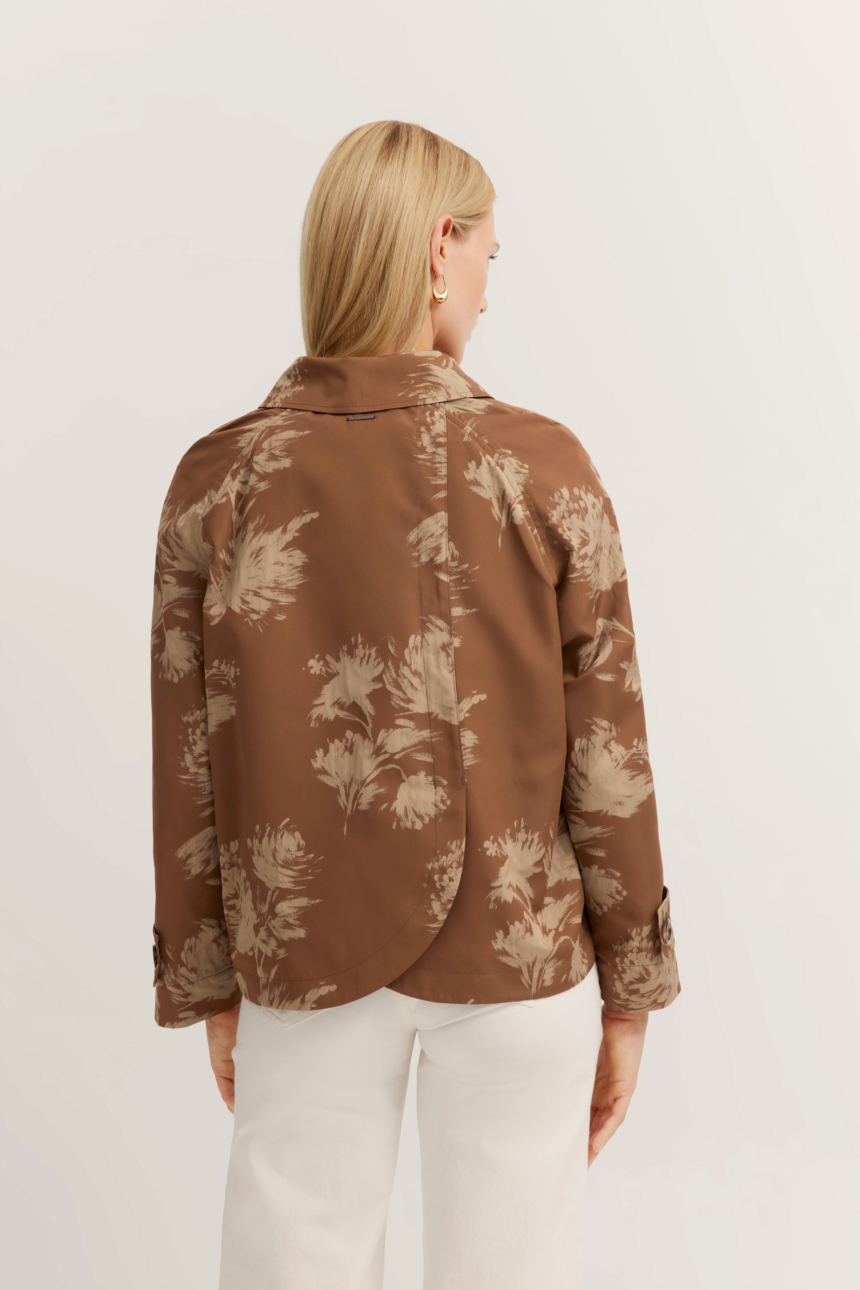 Braune, floral gemusterte bugatti-Jacke, Modelbild, Rückenansicht, entspanntes Posing.