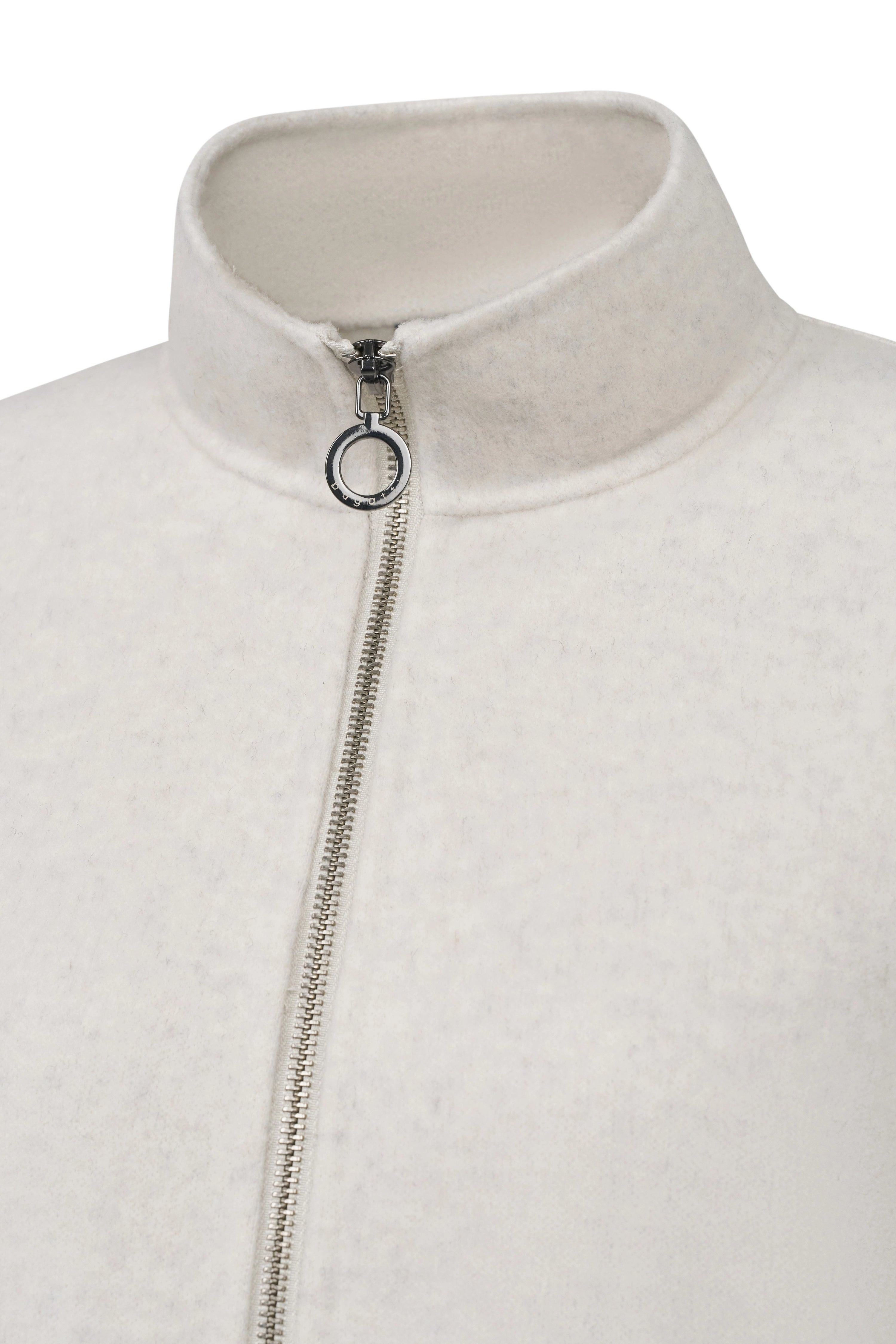 Weißer bugatti Stehkragen-Pullover mit Reißverschluss, Detailaufnahme.