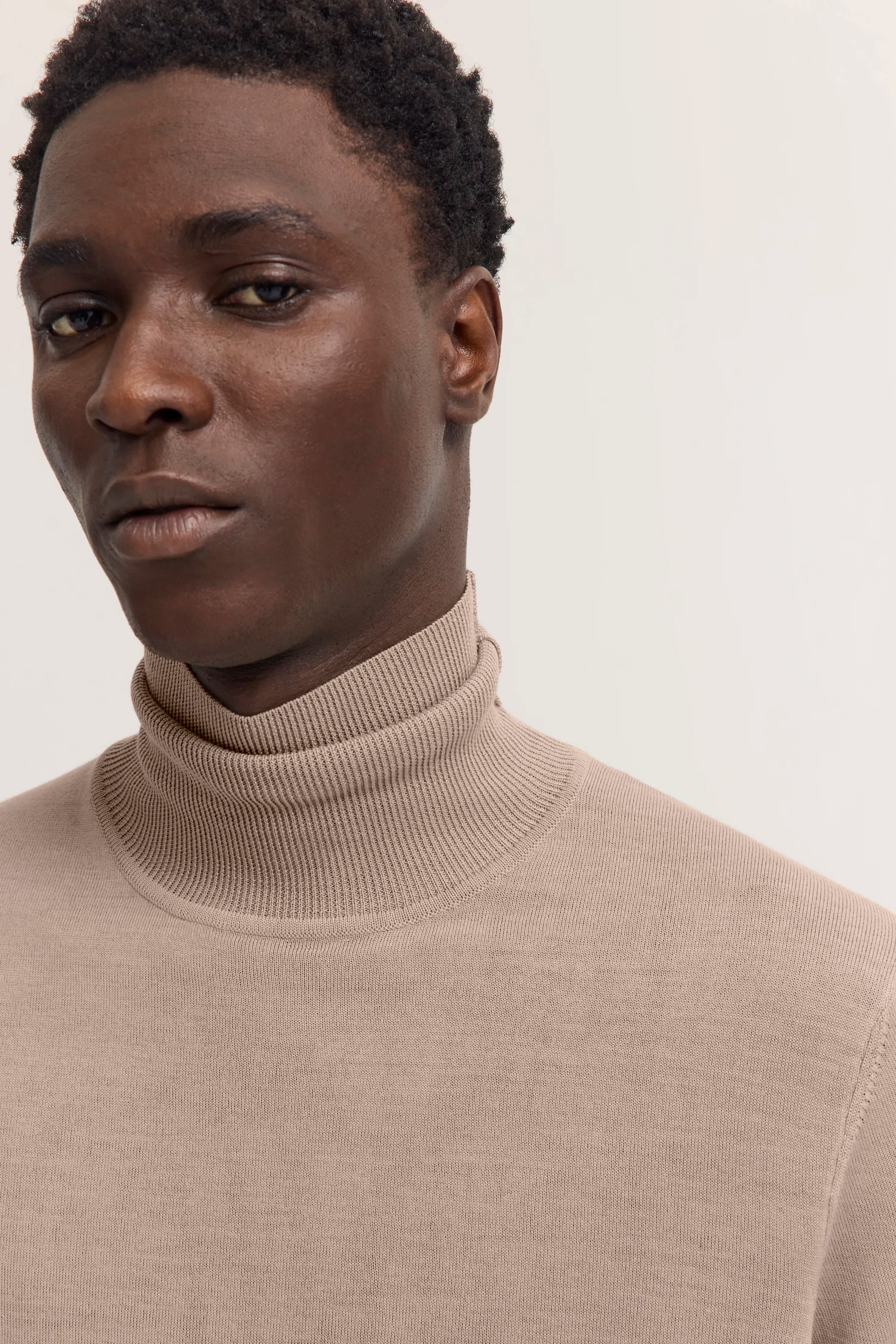 Beigefarbener Rollkragenpullover von bugatti, Büstenbild.