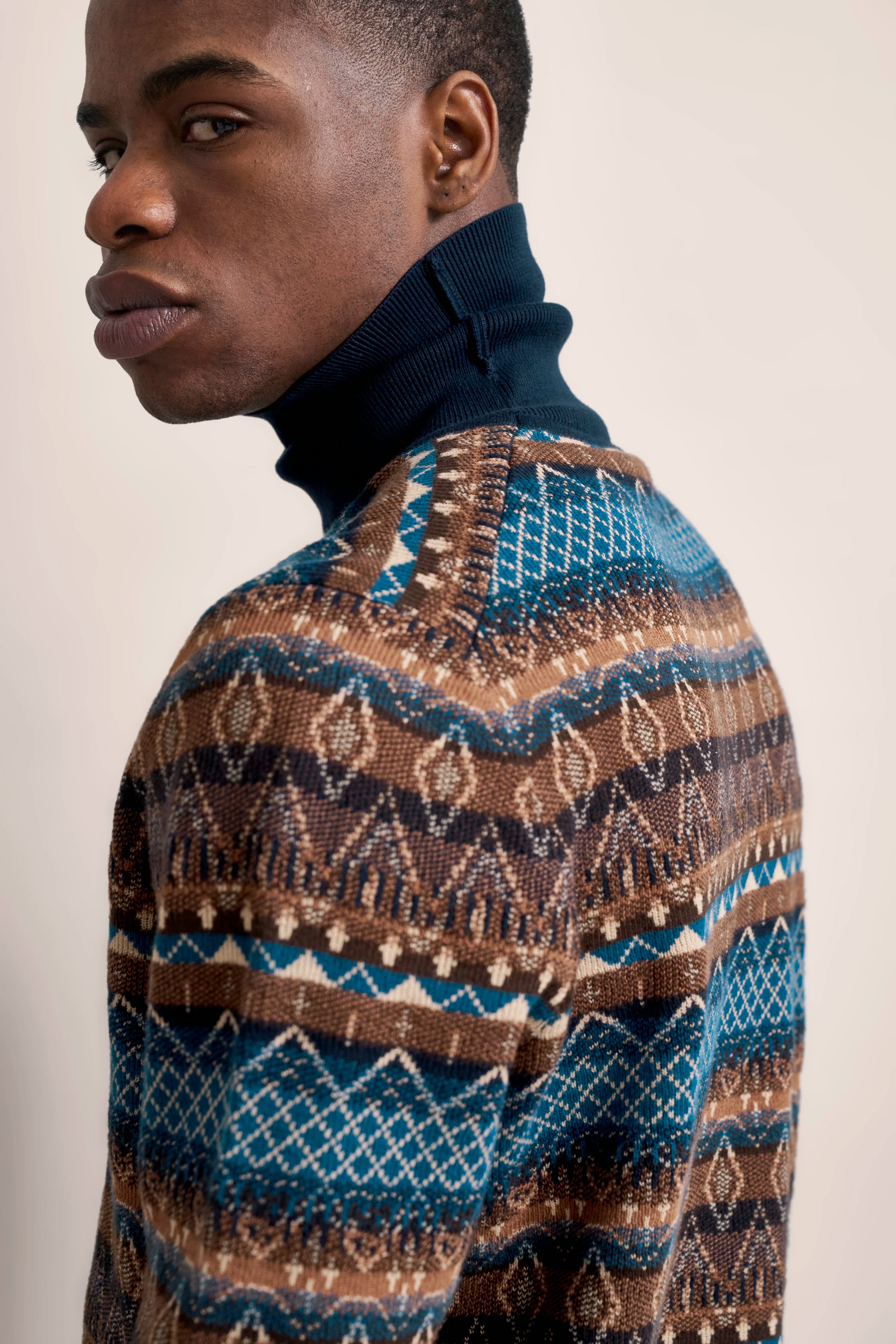 Strickpullover mit geometrischem Muster in Blau und Braun, Rückansicht, legerer Stil.
