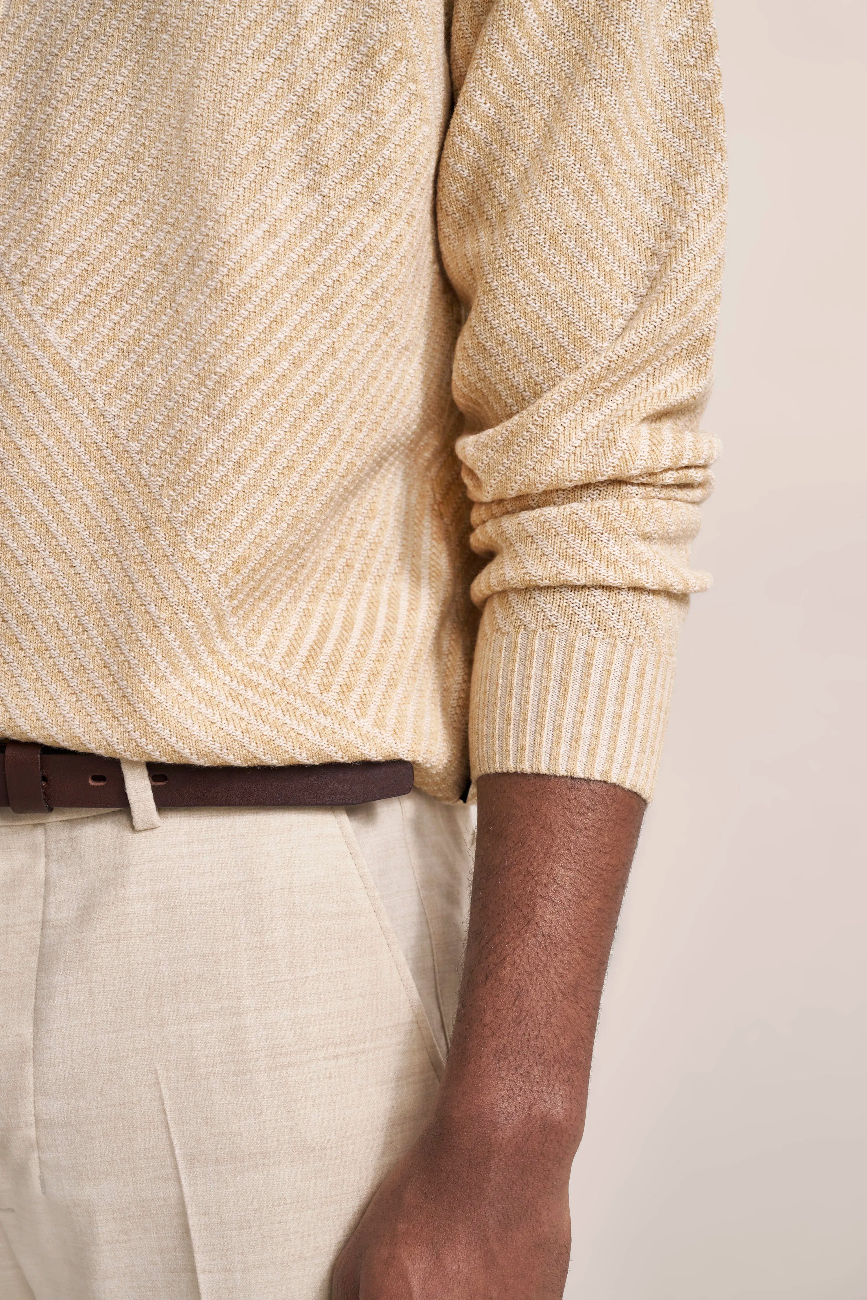 Beiger Strickpullover und helle Hose, Detailaufnahme, legeres Outfit von bugatti.