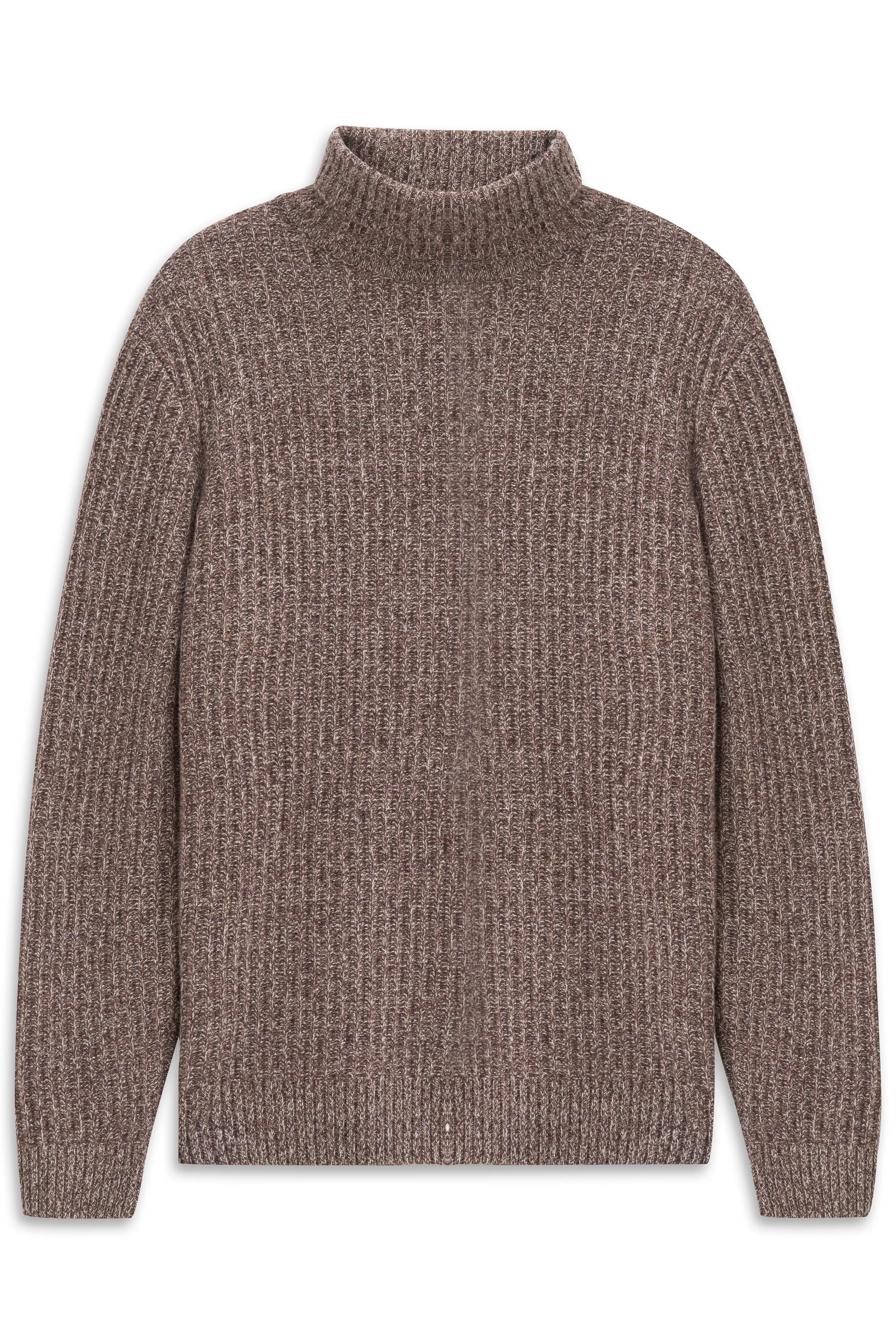 Strickpullover in Braun mit Rollkragen, Büstenbild.