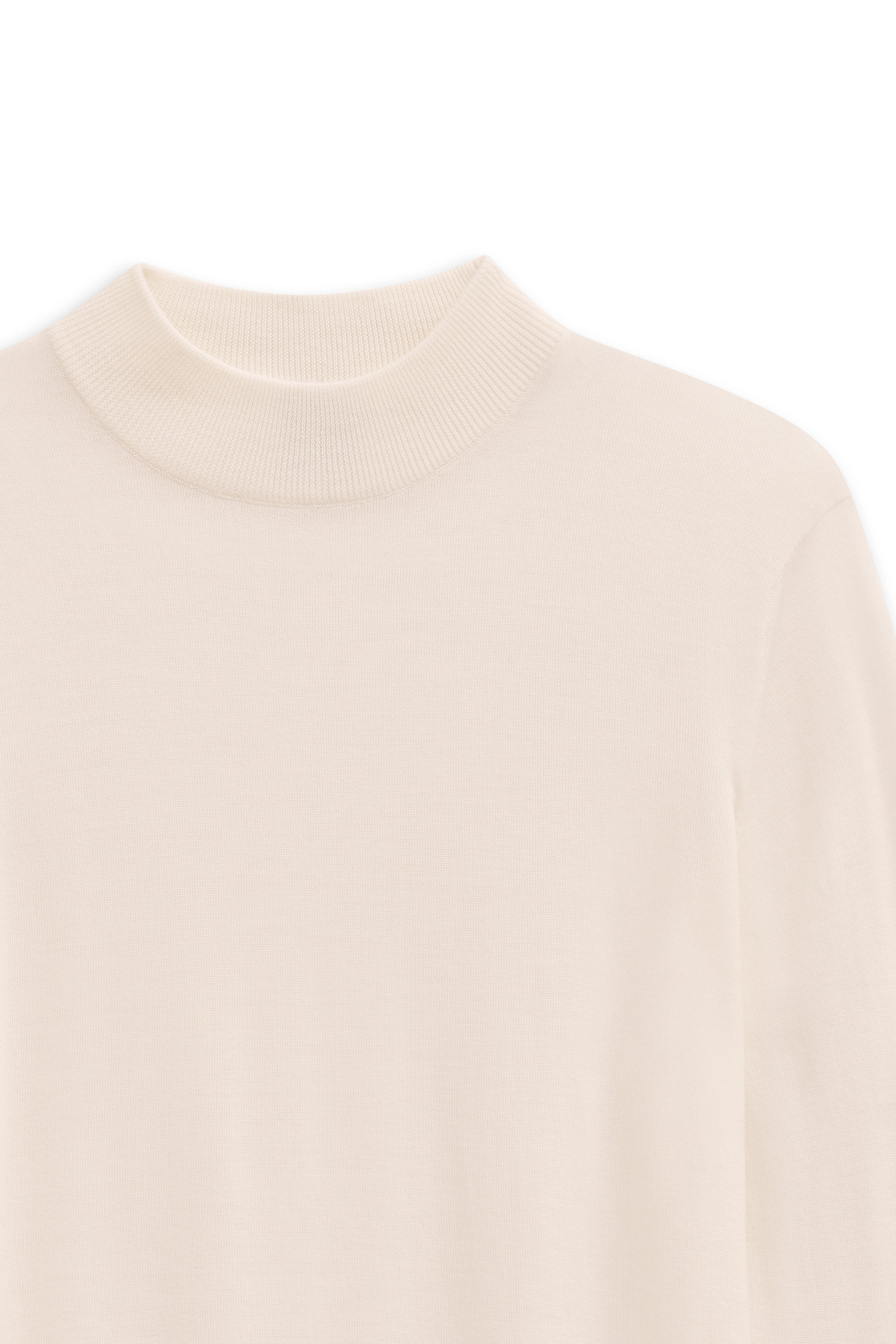 Cremefarbener bugatti Rollkragenpullover, Detailansicht, hochwertige Materialien.