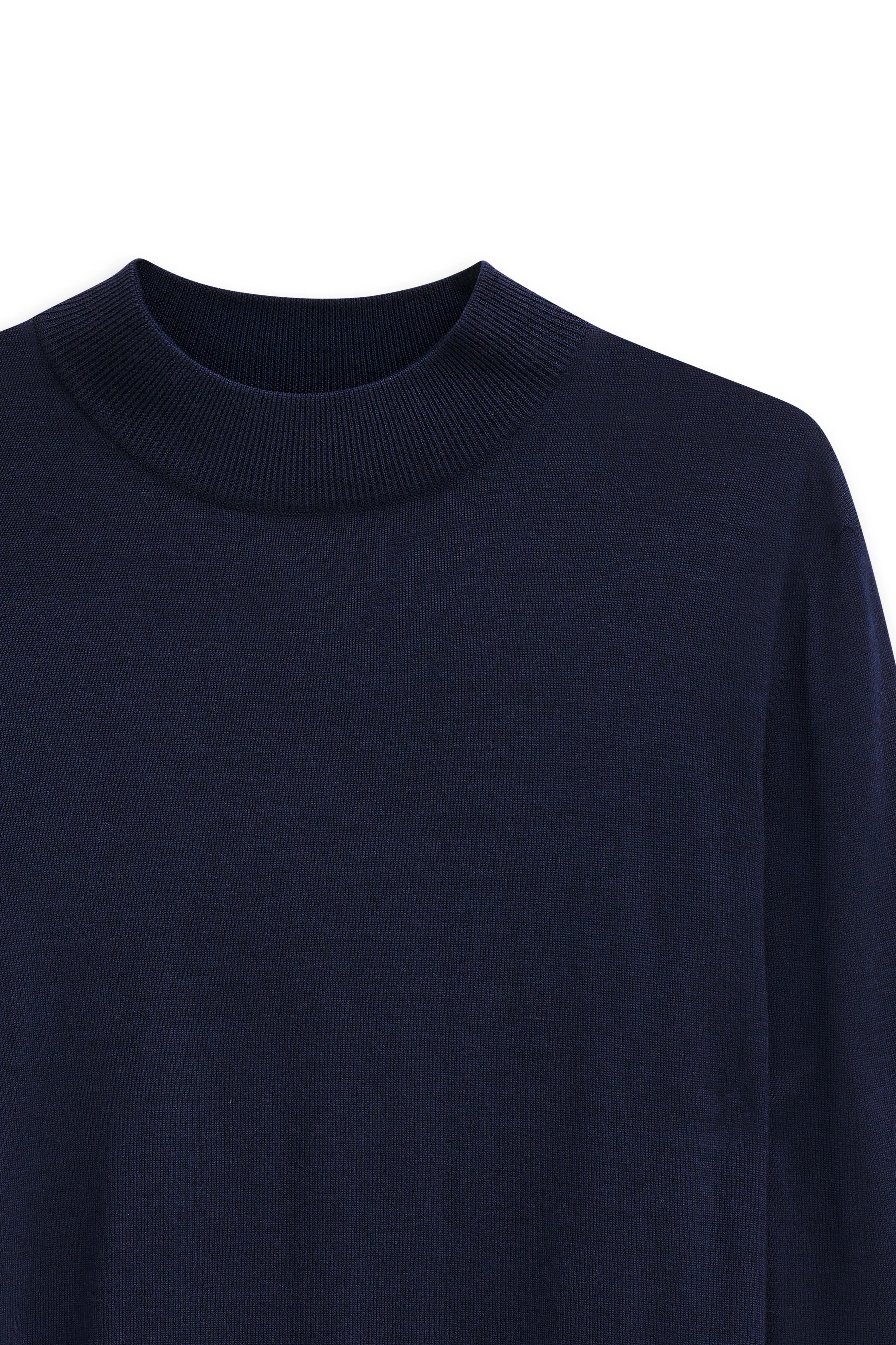 "Dunkelblauer bugatti Pullover, Nahaufnahme, klassischer Rundhalsausschnitt, Büstenbild."