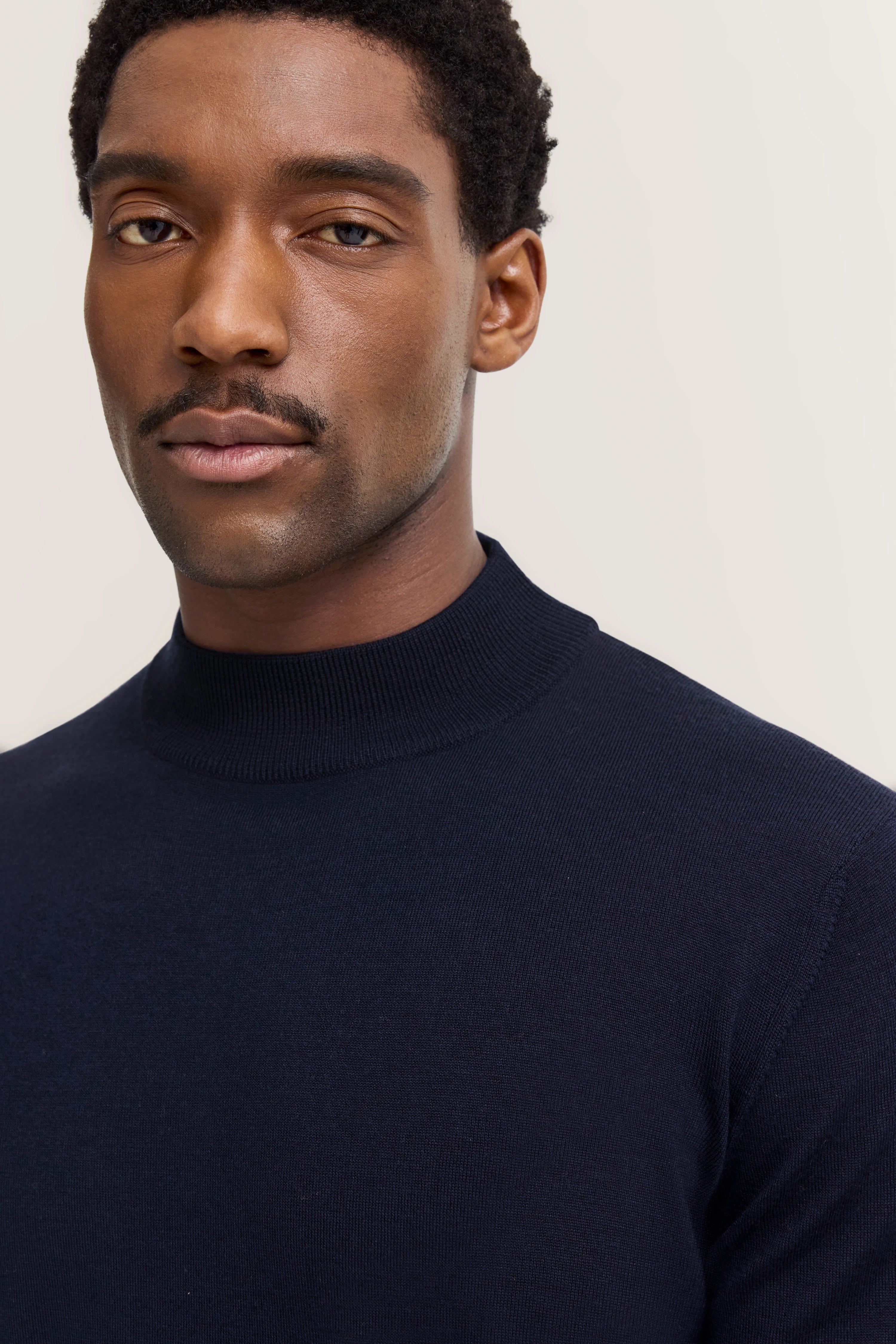 Navy blauer bugatti Pullover, Büstenbild, aus hochwertigem Material, zeitlos und stilvoll.