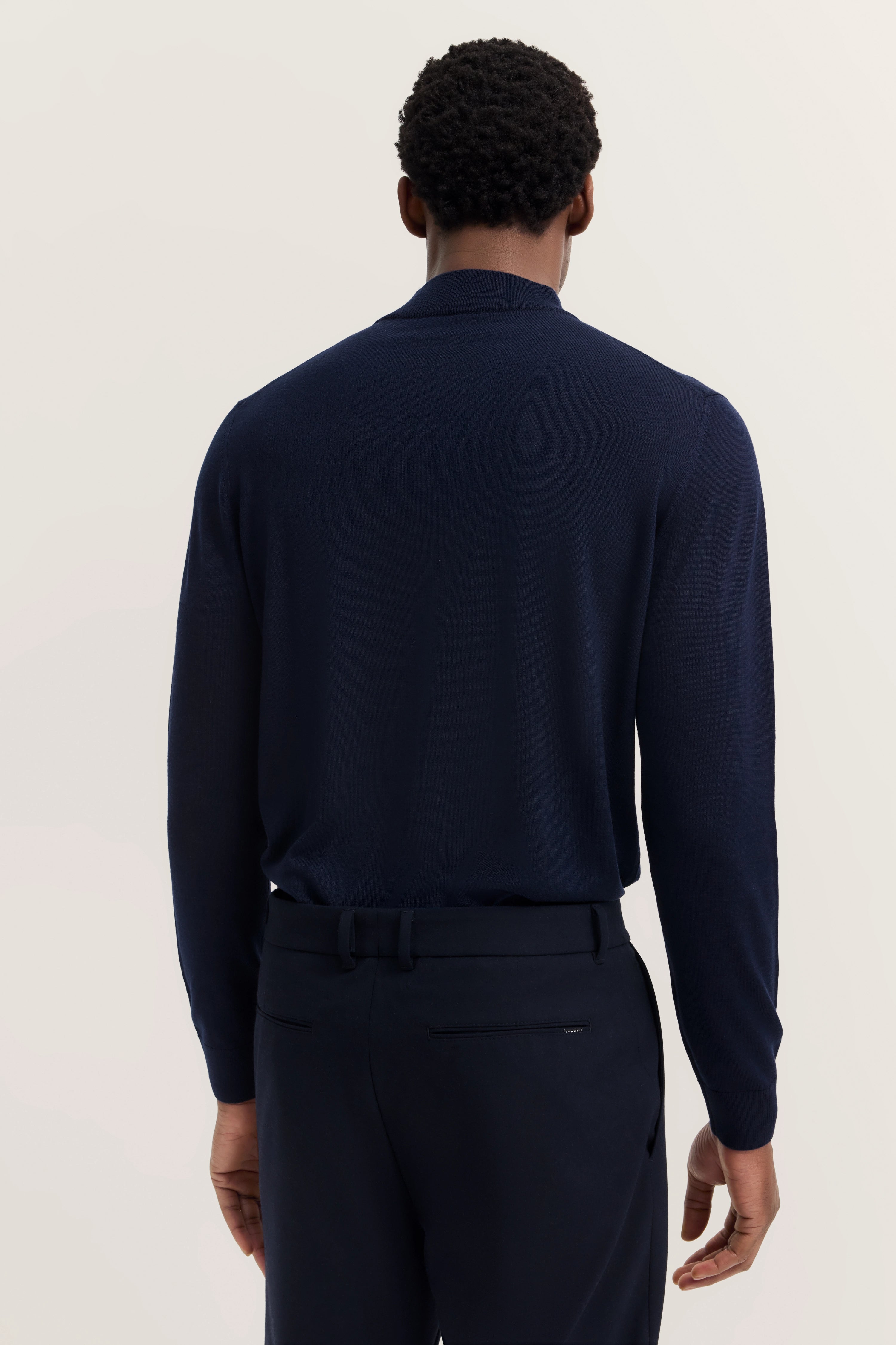 Navy Bugatti Pullover und Hose, Rückansicht Model, legeres Outfit.