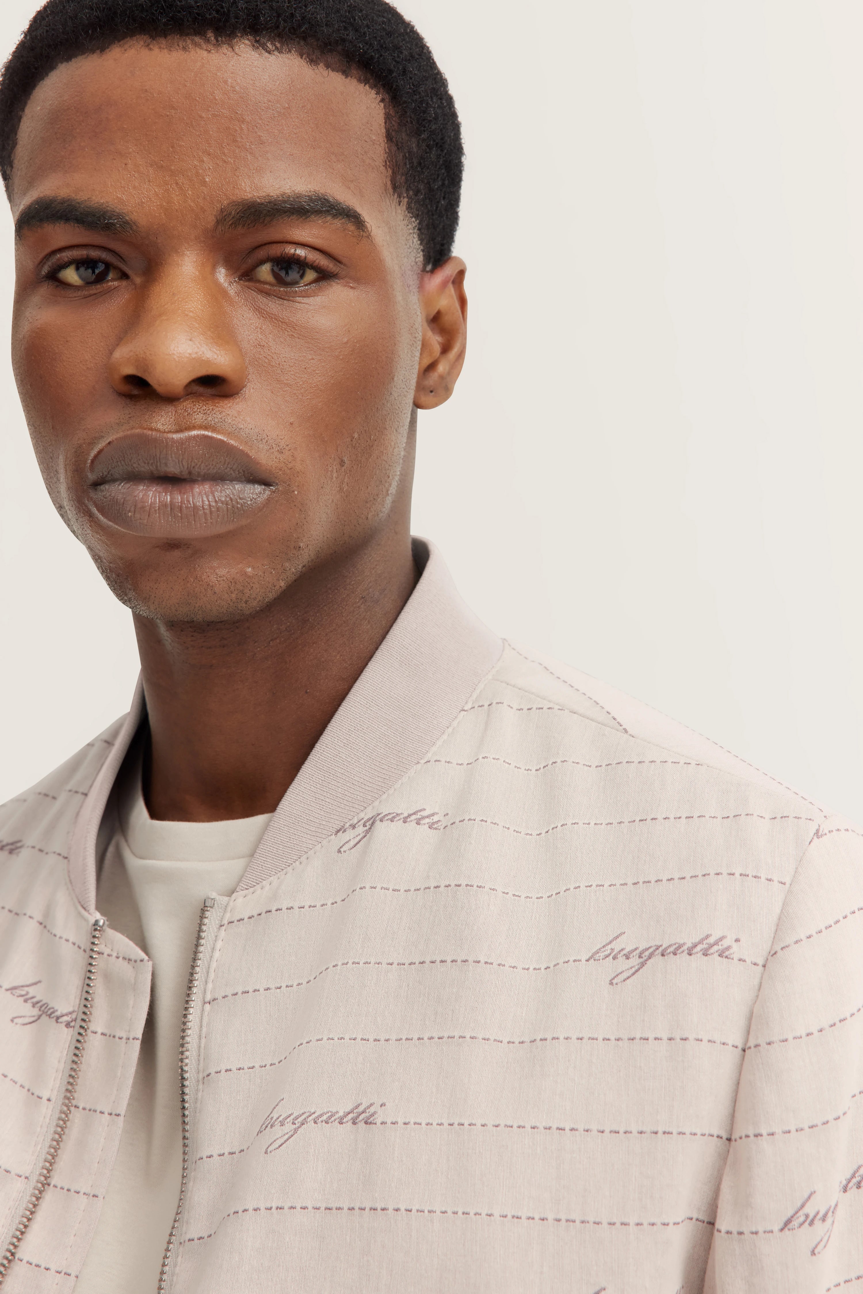 Beige bugatti Pullover mit Logo-Muster, Büstenbild.