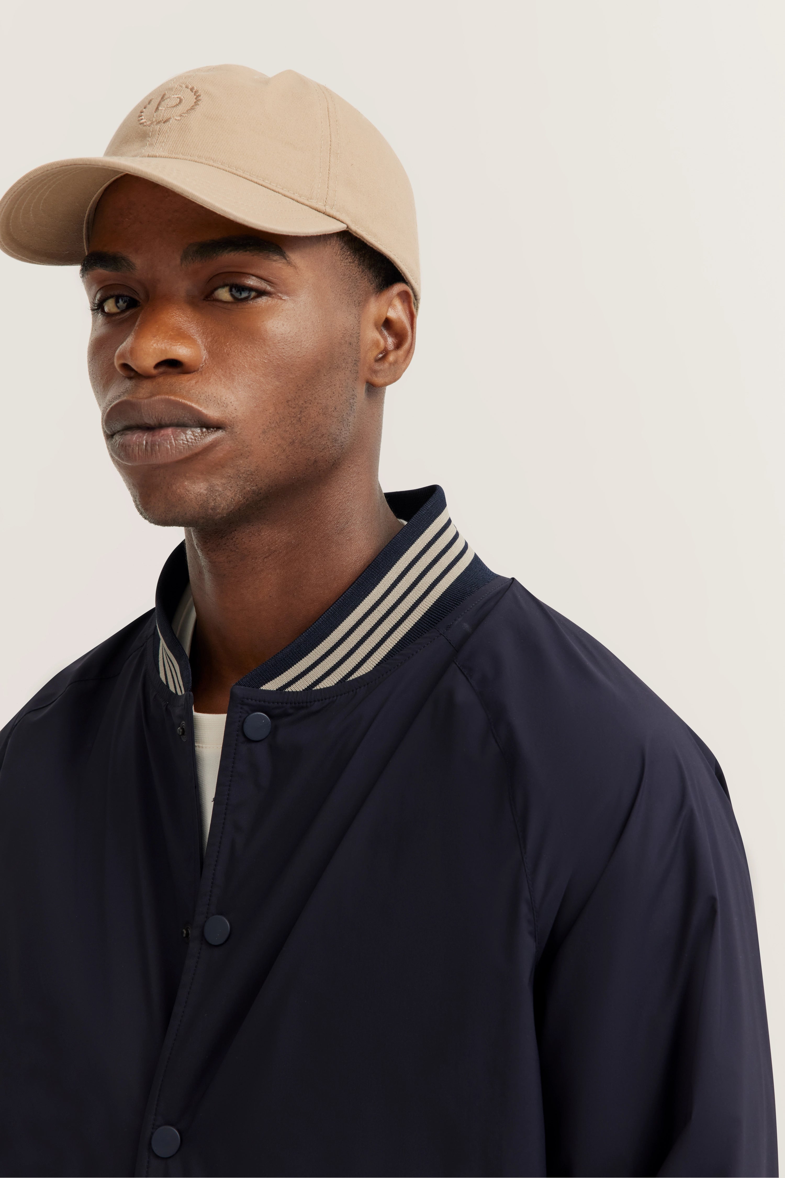 Schwarze bugatti Jacke mit gestreiftem Bündchen, Rückenansicht, legeres Design.