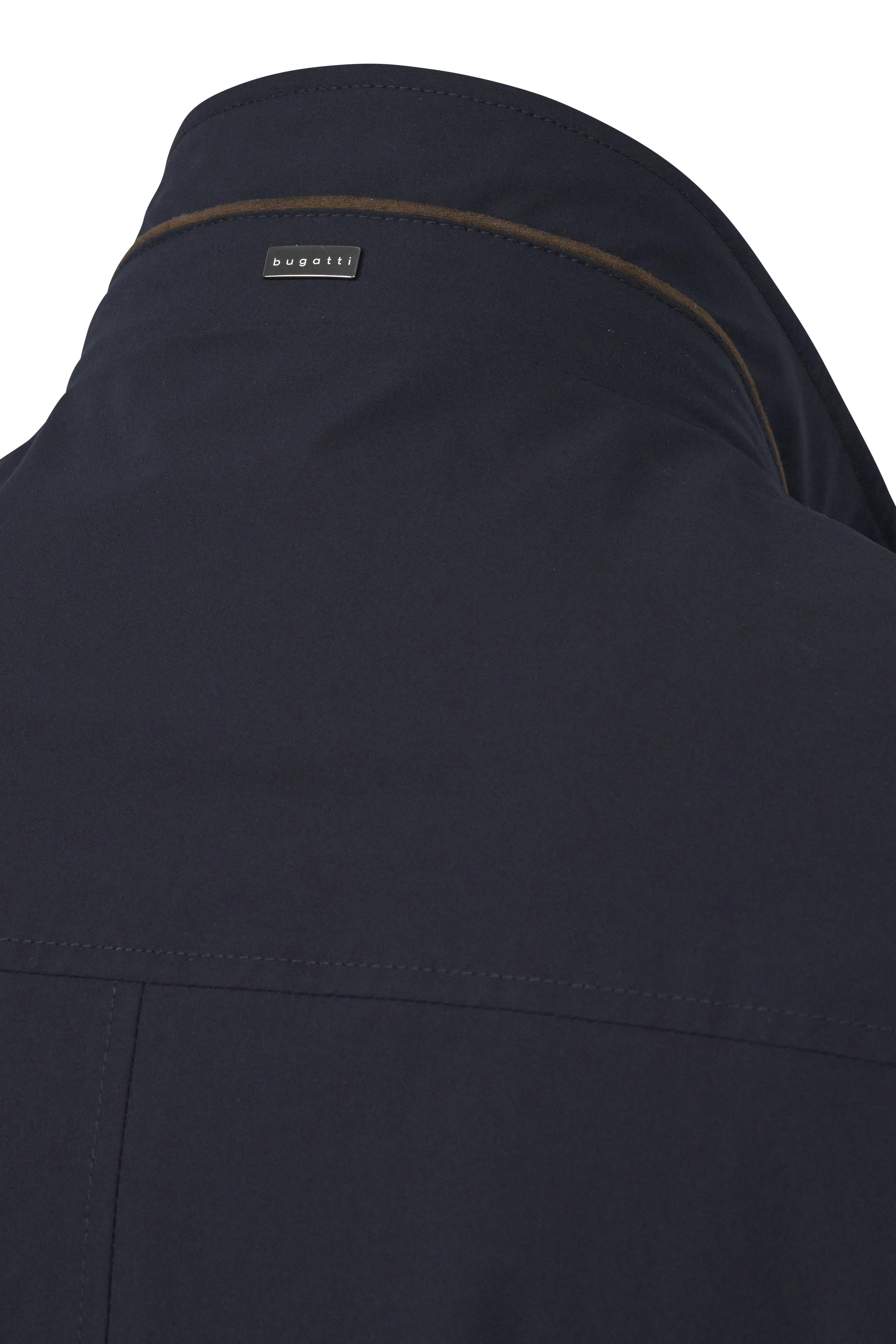 Marineblau kraag met bugatti-logo, detailopname.