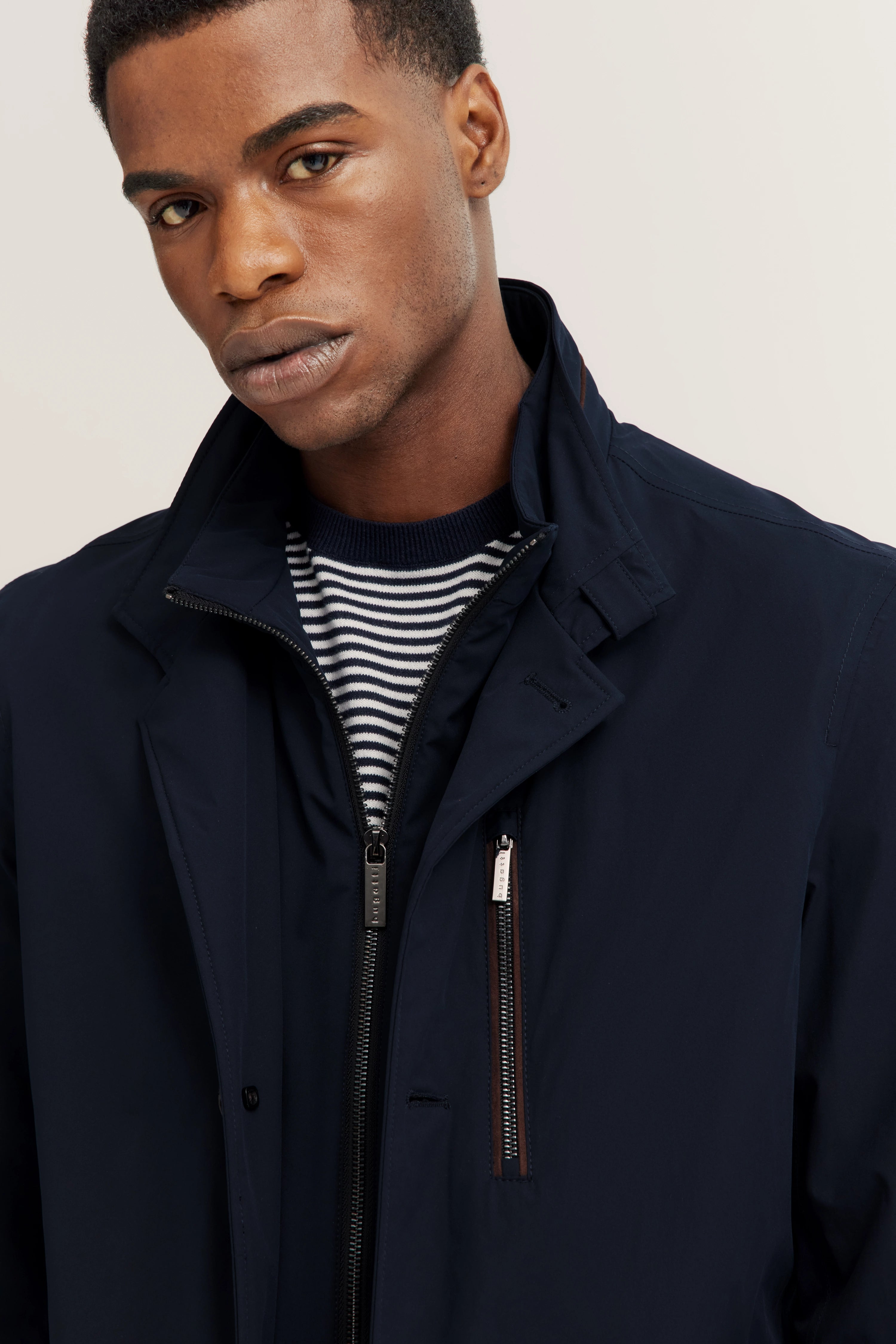 Navy Jacke und gestreifter Pullover, Modelbild, entspannte Pose, bugatti.