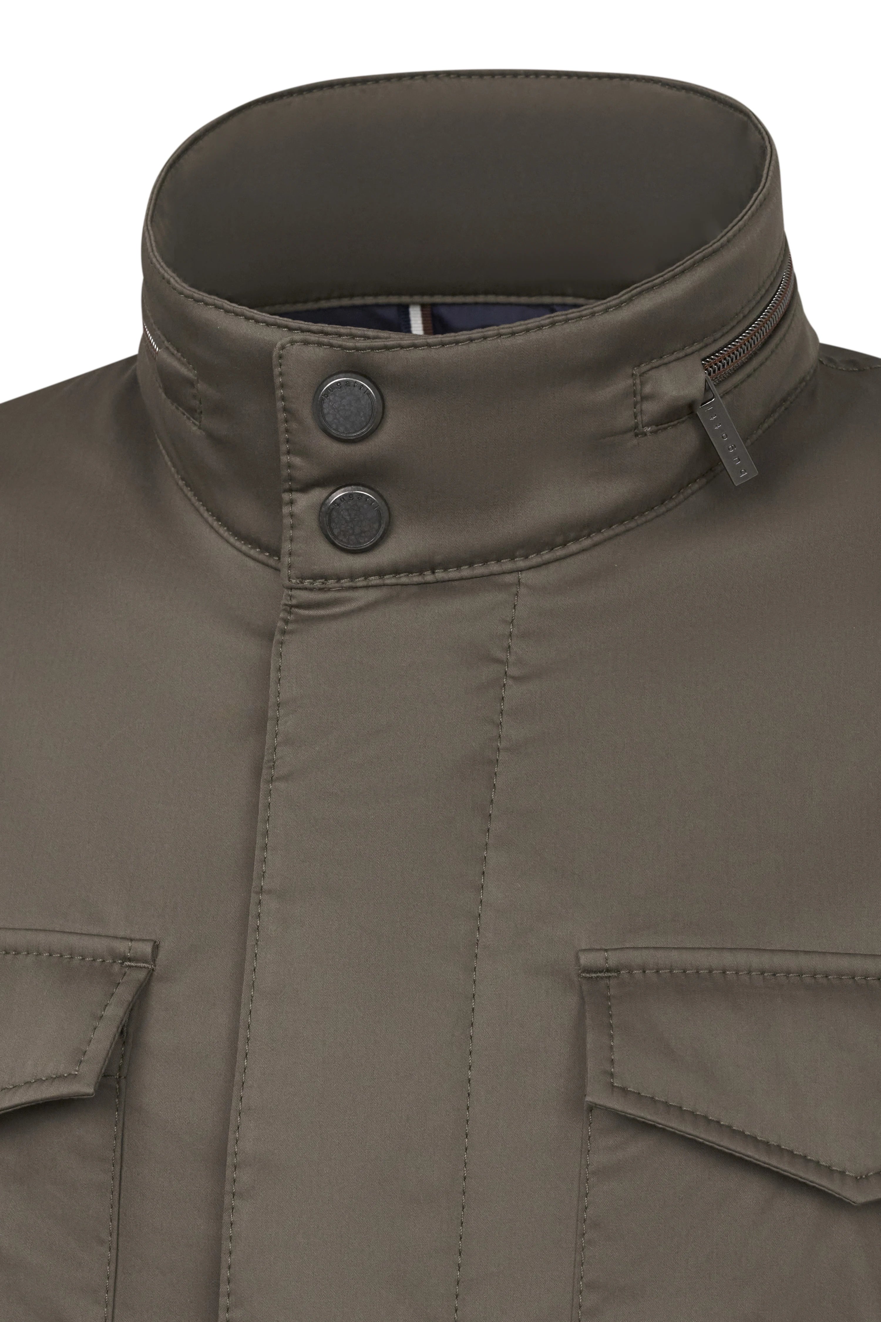 Büstenbild einer bugatti Jacke in Olivgrün, hoher Kragen, zwei Knöpfe, Detailansicht.