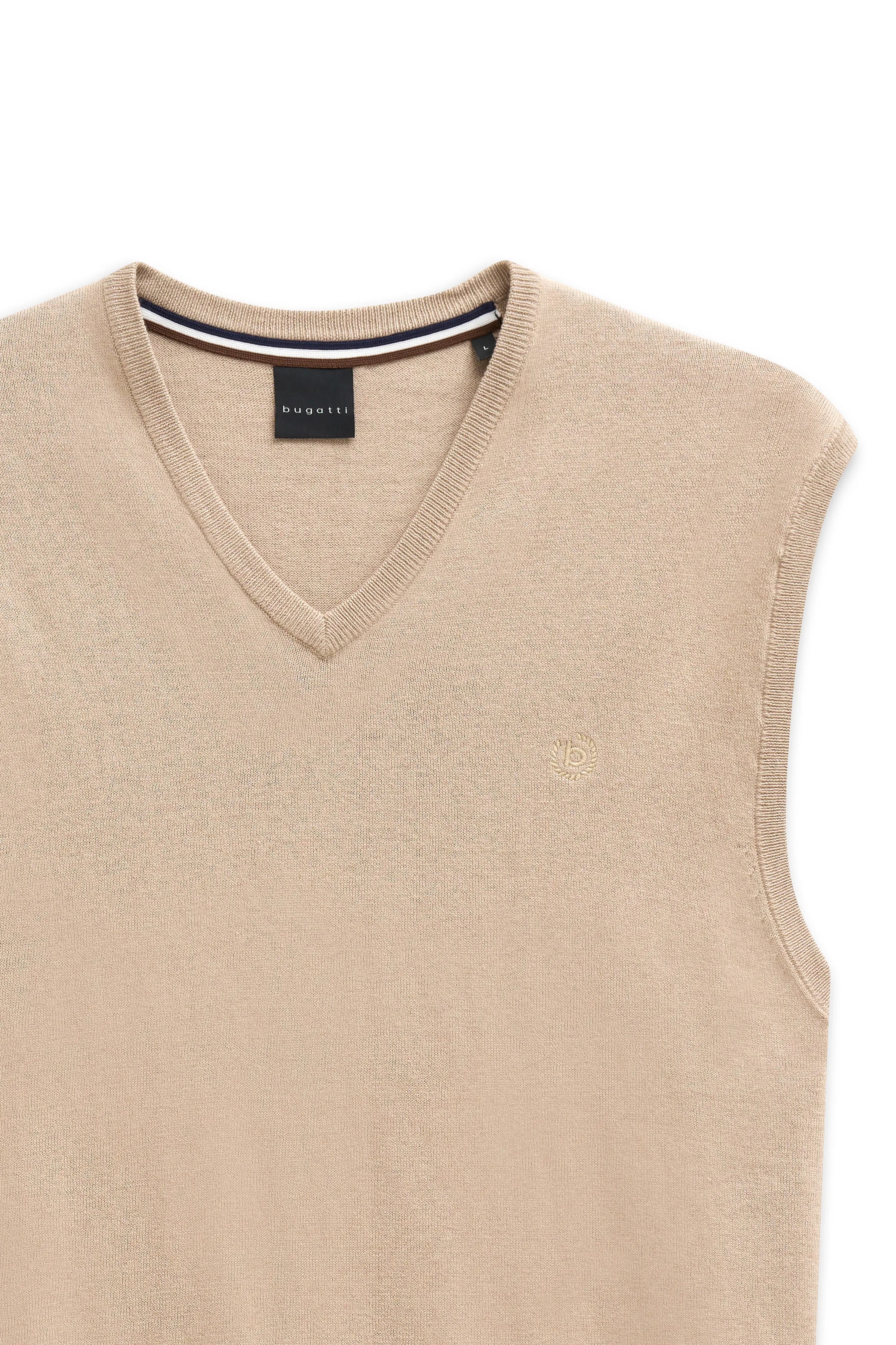 Beiger bugatti V-Ausschnitt Pullunder in Büstenansicht, minimalistisches Design.
