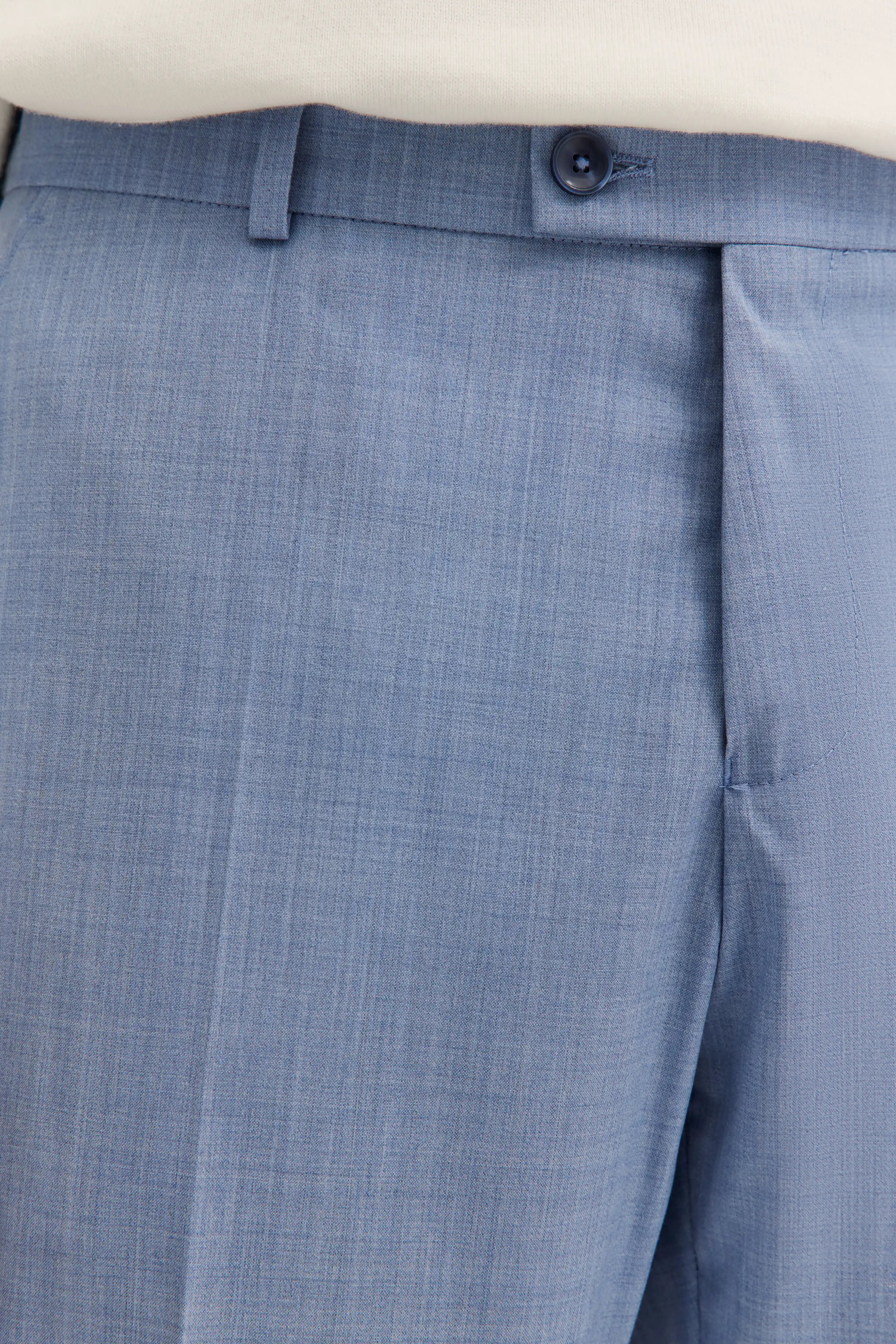 Lichtblauwe bugatti broek, buste, klassiek design, fijne textuur, ideaal voor elegante stijl.